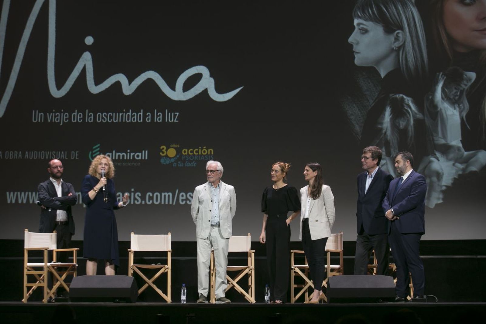 De izquierda a derecha: Álvaro Sánchez León, periodista y moderador del acto; Montse Ginés, vicepresidenta de Acción Psoriasis; el actor Lluís Marco; Eva Vilarassa, dermatóloga del Hospital de la Santa Creu i Sant Pau de Barcelona; Sandra Ros, psicóloga adjunta en el Hospital de la Santa Creu i Sant Pau de Barcelona; Ignasi Martí, responsable de Relaciones Institucionales en Almirall Iberia; y Santiago Alfonso, director de Acción Psoriasis.