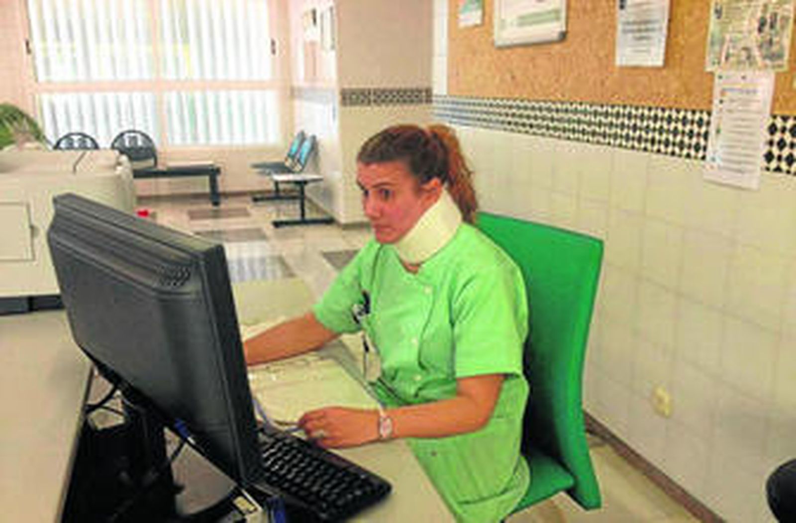 Saida Sánchez, en su puesto de trabajo en el Hospital Costa del Sol luego de que la Inspección le diera el alta.