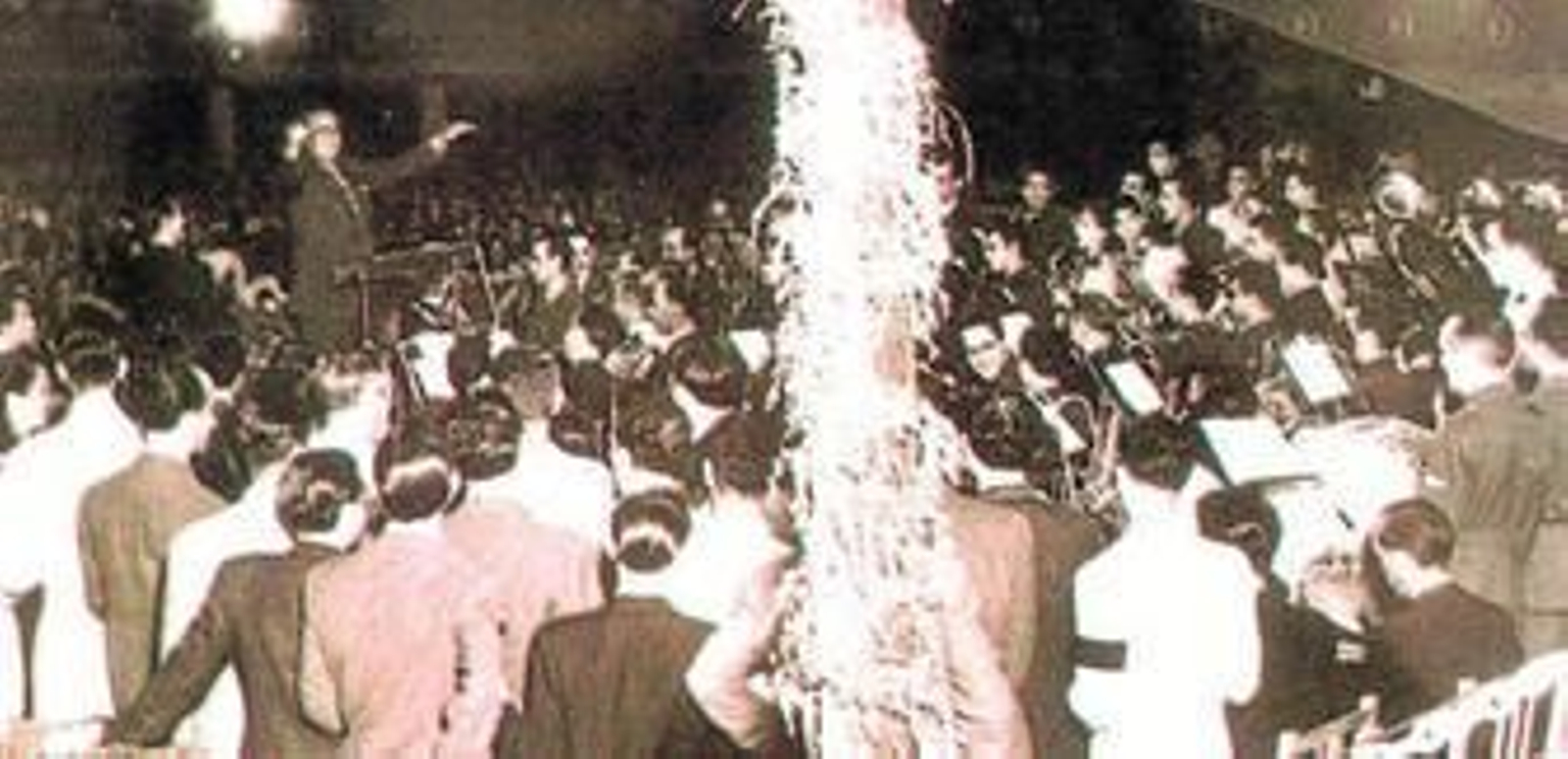 El Maestro Padilla dirige en la plaza de toros el estreno del Himno a Almería.