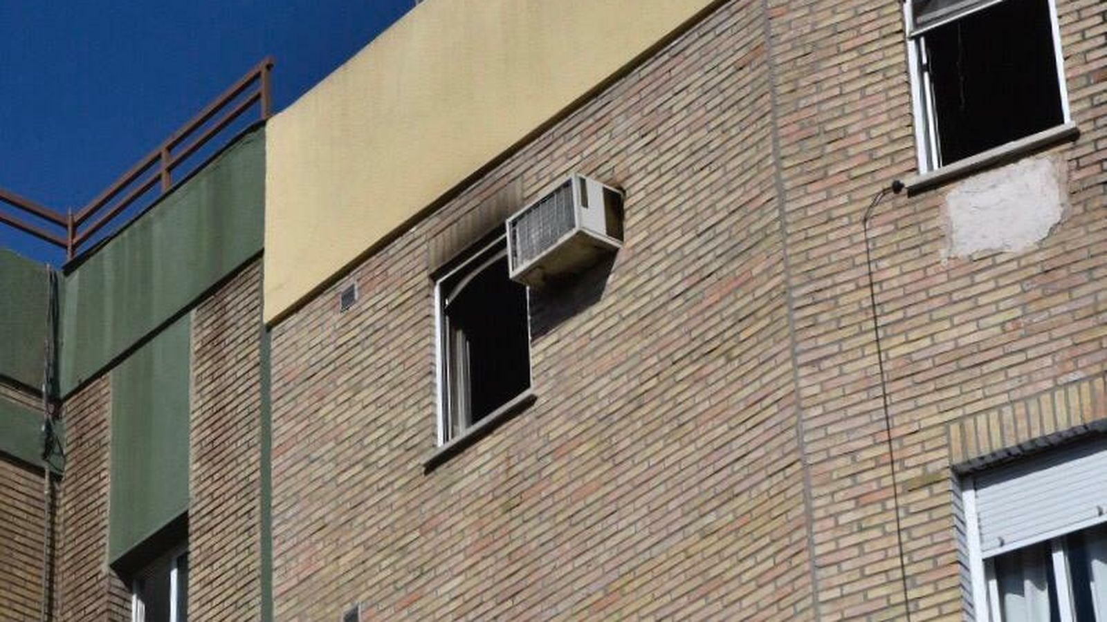 La ventana del dormitorio donde murieron las víctimas, junto con el aparato de aire acondicionado.