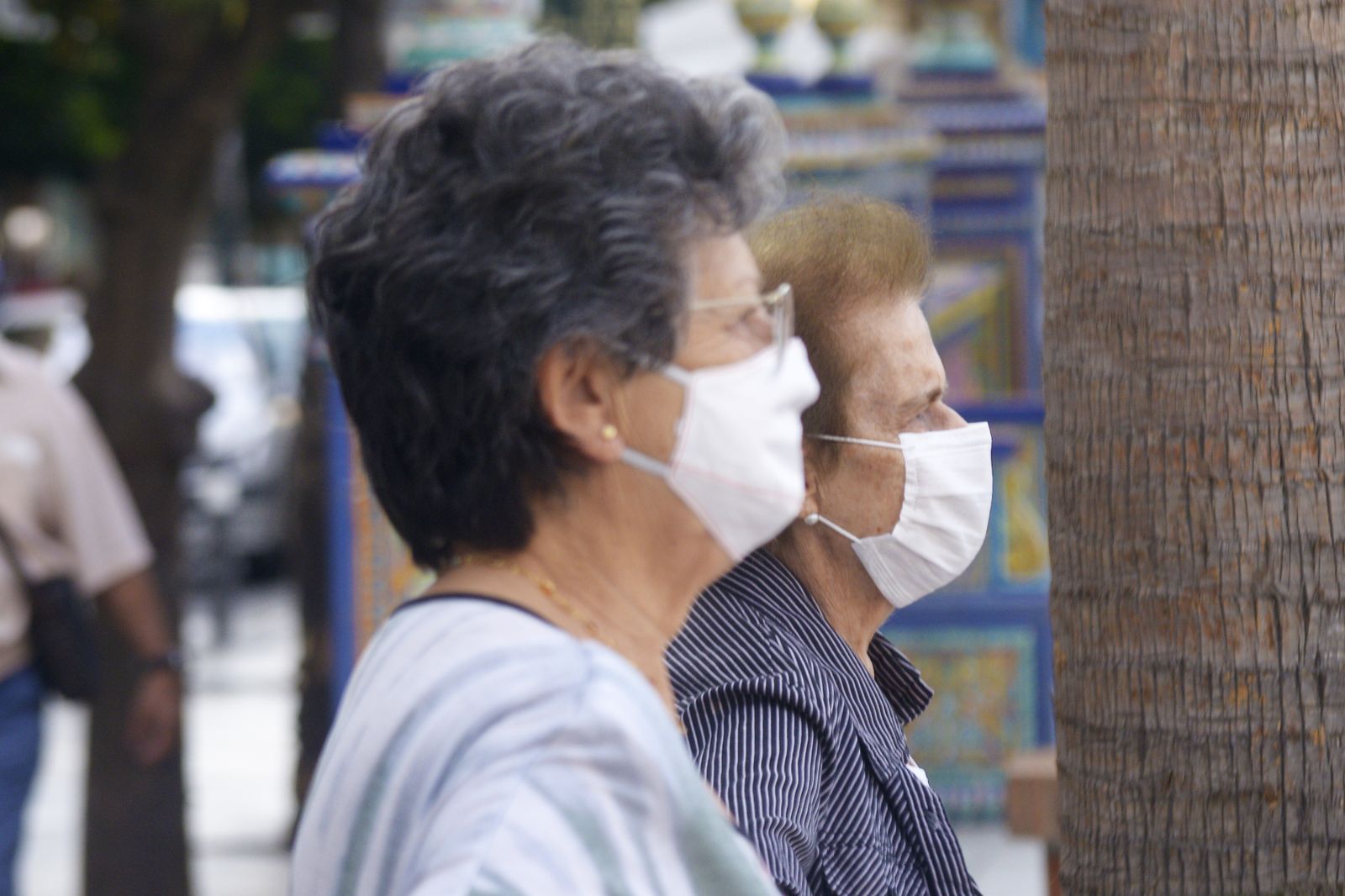 Fotos de personas mayores haciendo gimnasia en la Plaza Alta