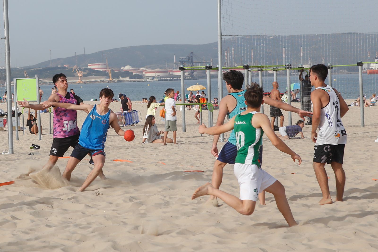 Entrenamiento de la selección andaluza juvenil de balonmano playa, en imágenes