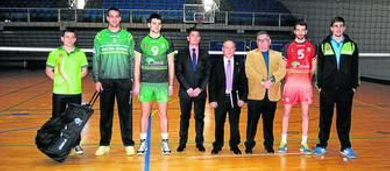 Ramón Sedeño y representantes de la marca DAEN, junto a los 'modelos' que mostraban la nueva indumentaria.