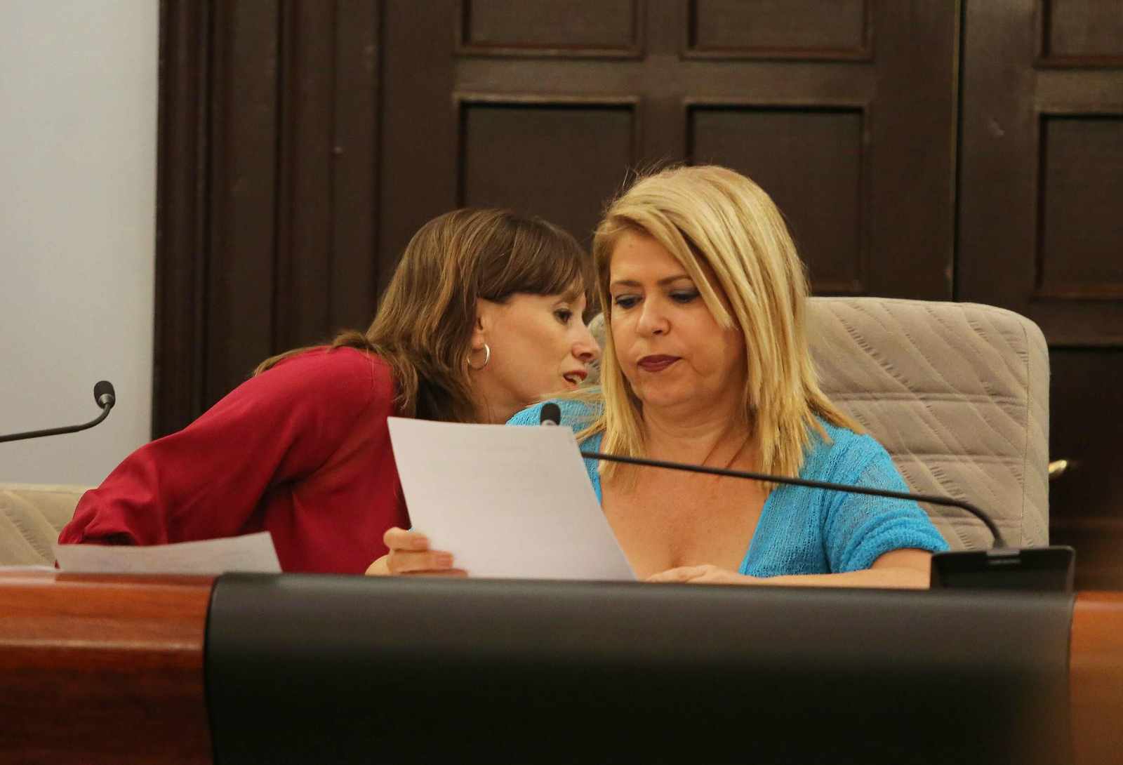 Laura Álvarez habla con Mamen Sánchez, durante el pleno de organización del pasado jueves.