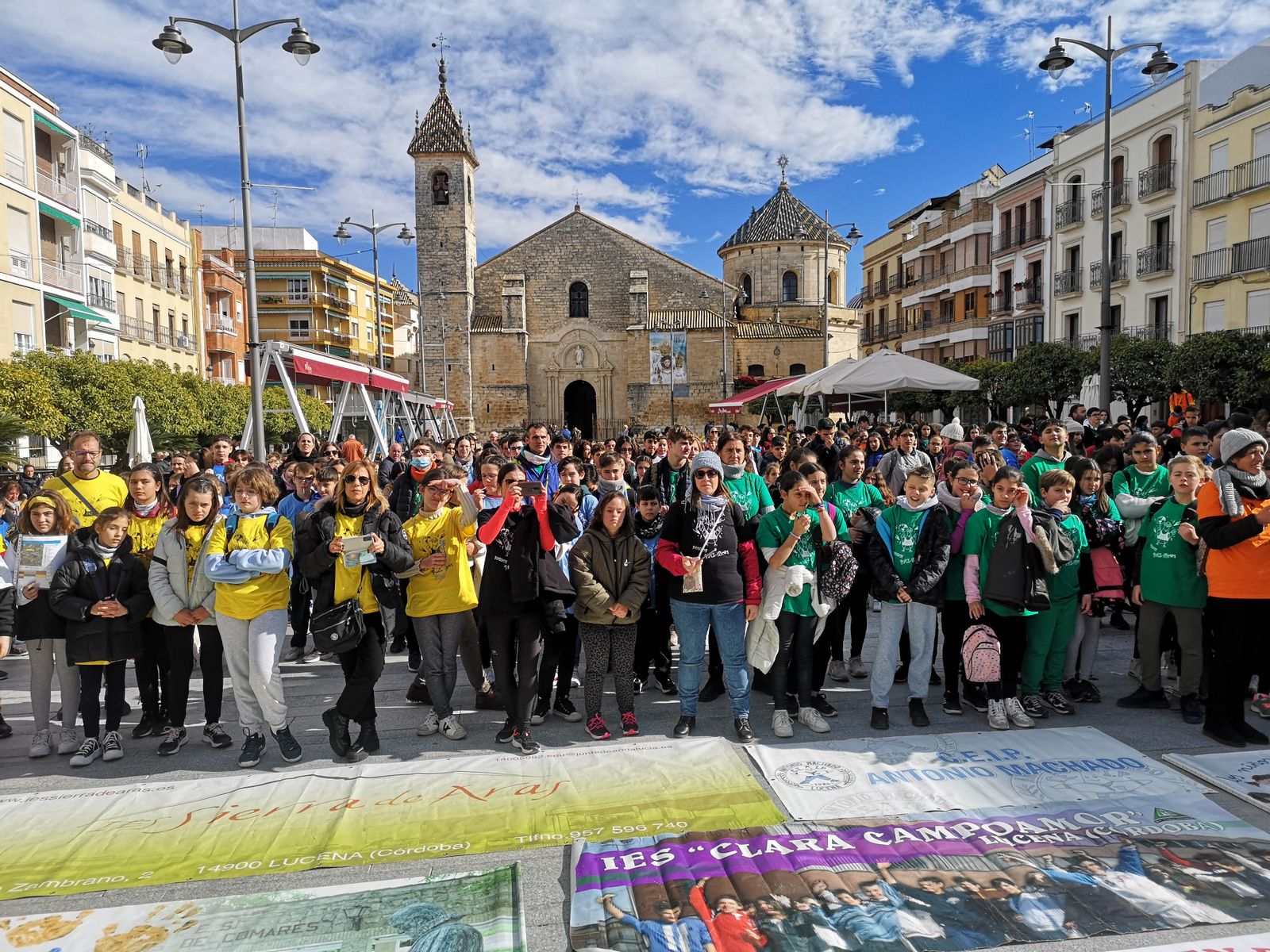Los participantes en la Yincana por la Paz en la Plaza Nueva de Lucena.