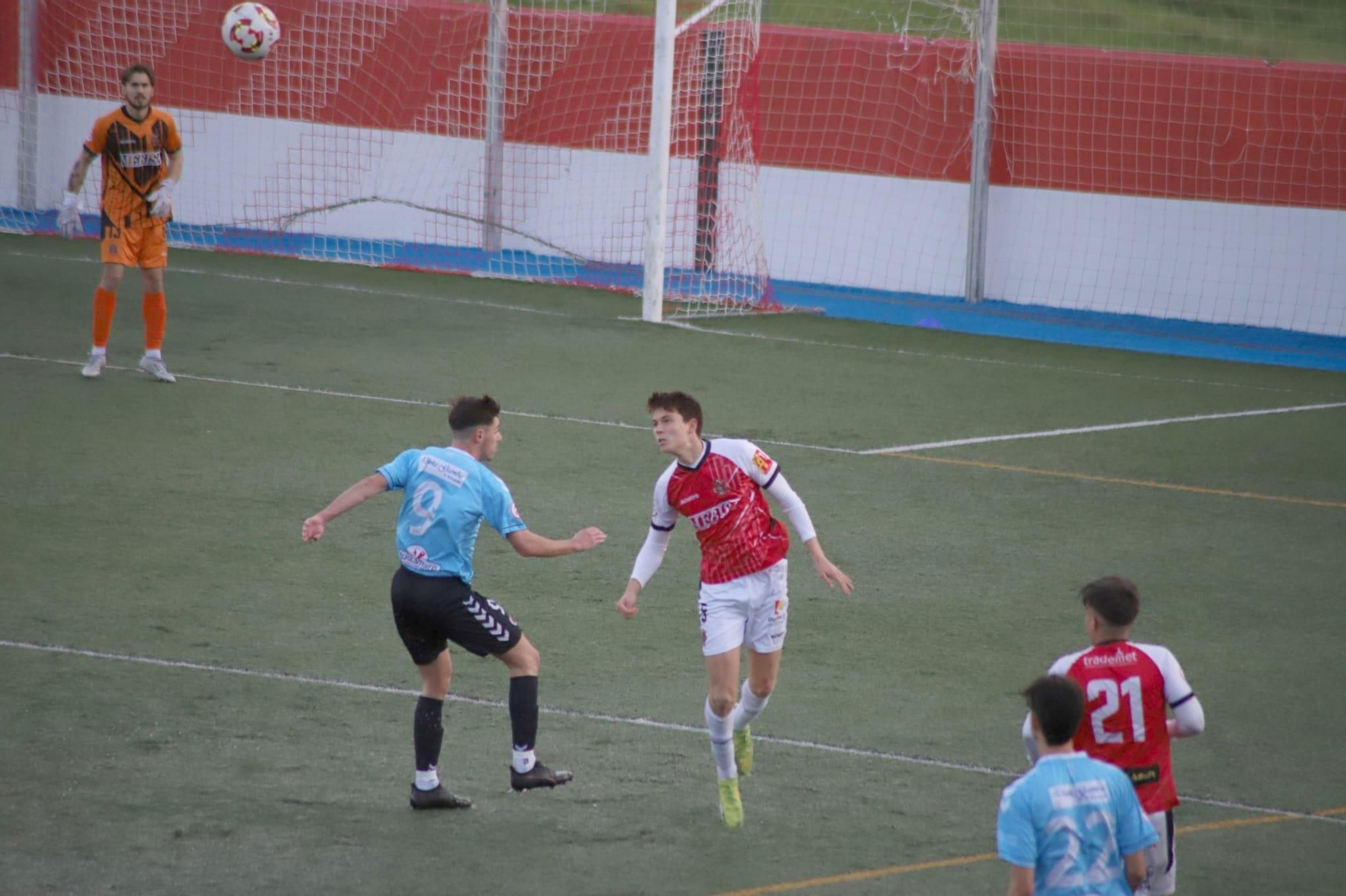 Pablo Carmona (Espeleño) pugna un balón con un jugador del Cartaya. Pablo Carmona (Espeleño) pugna un balón con un jugador del Cartaya.