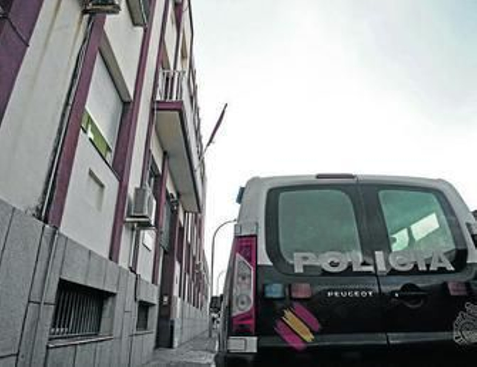 Un vehículo policial, junto a la comisaría de La Línea.