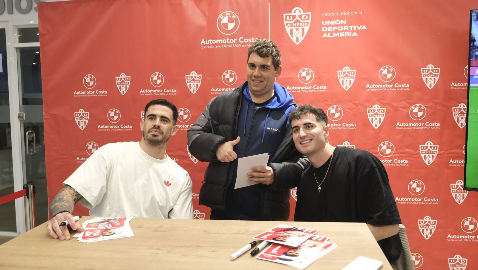 La firma de autógrafos de Jon Morcillo y Miguel de la Fuente en Automotor Costa BMW