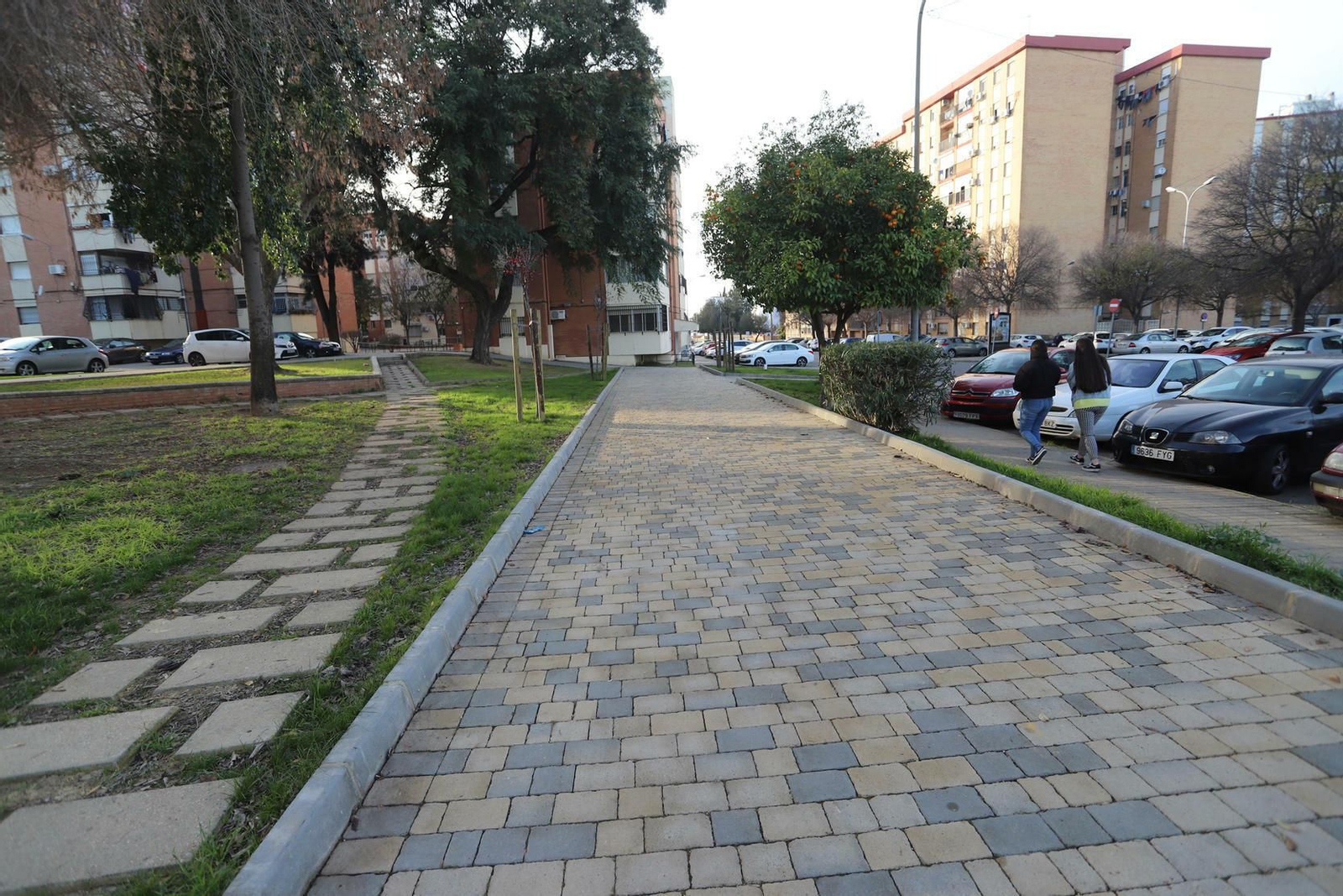 El nuevo pavimento instalado en los viales peatonales de los jardines de Santa Marta.