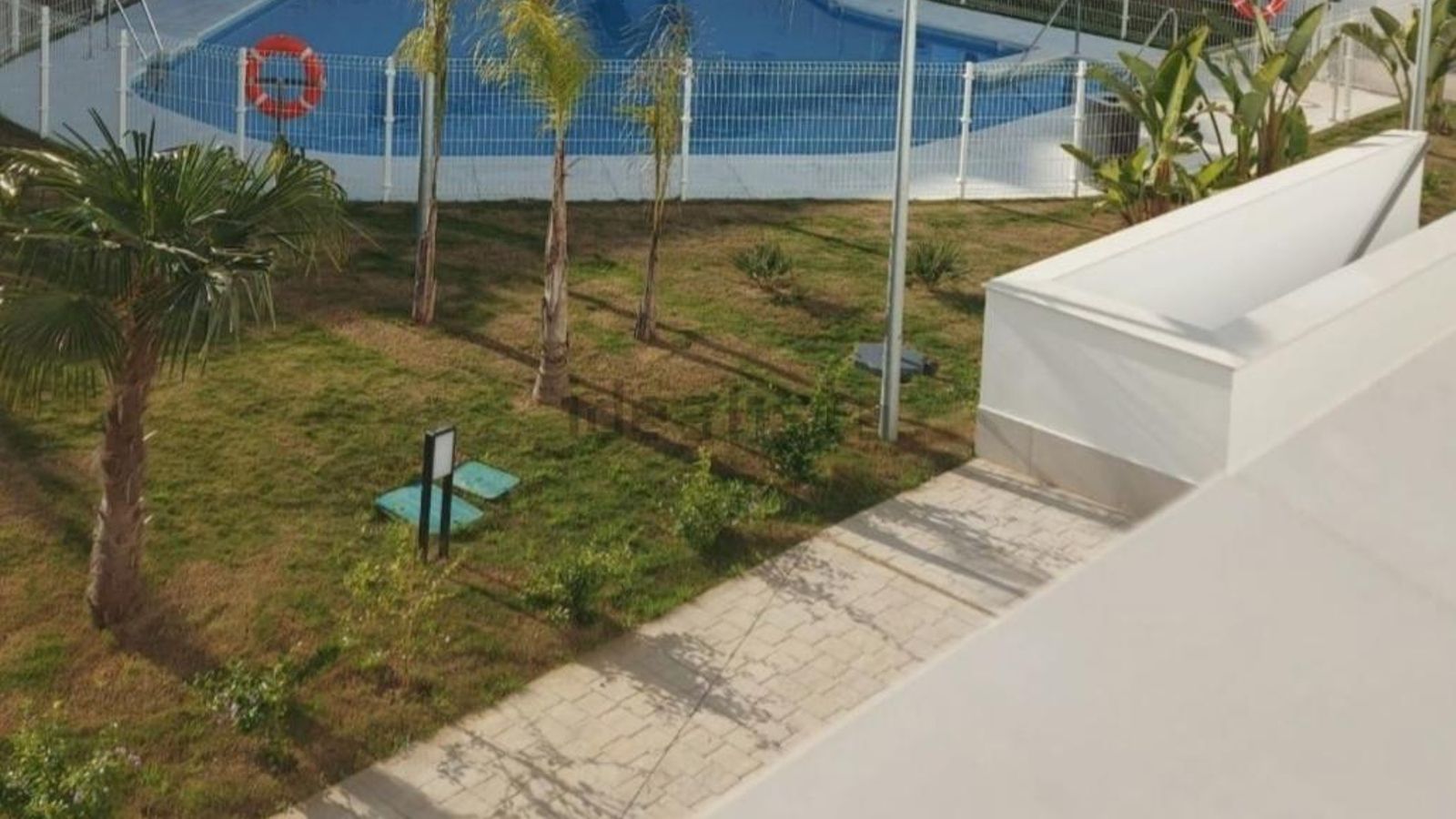 Piscina comunitaria de la vivienda en la calle Alfonso Perales de Rota