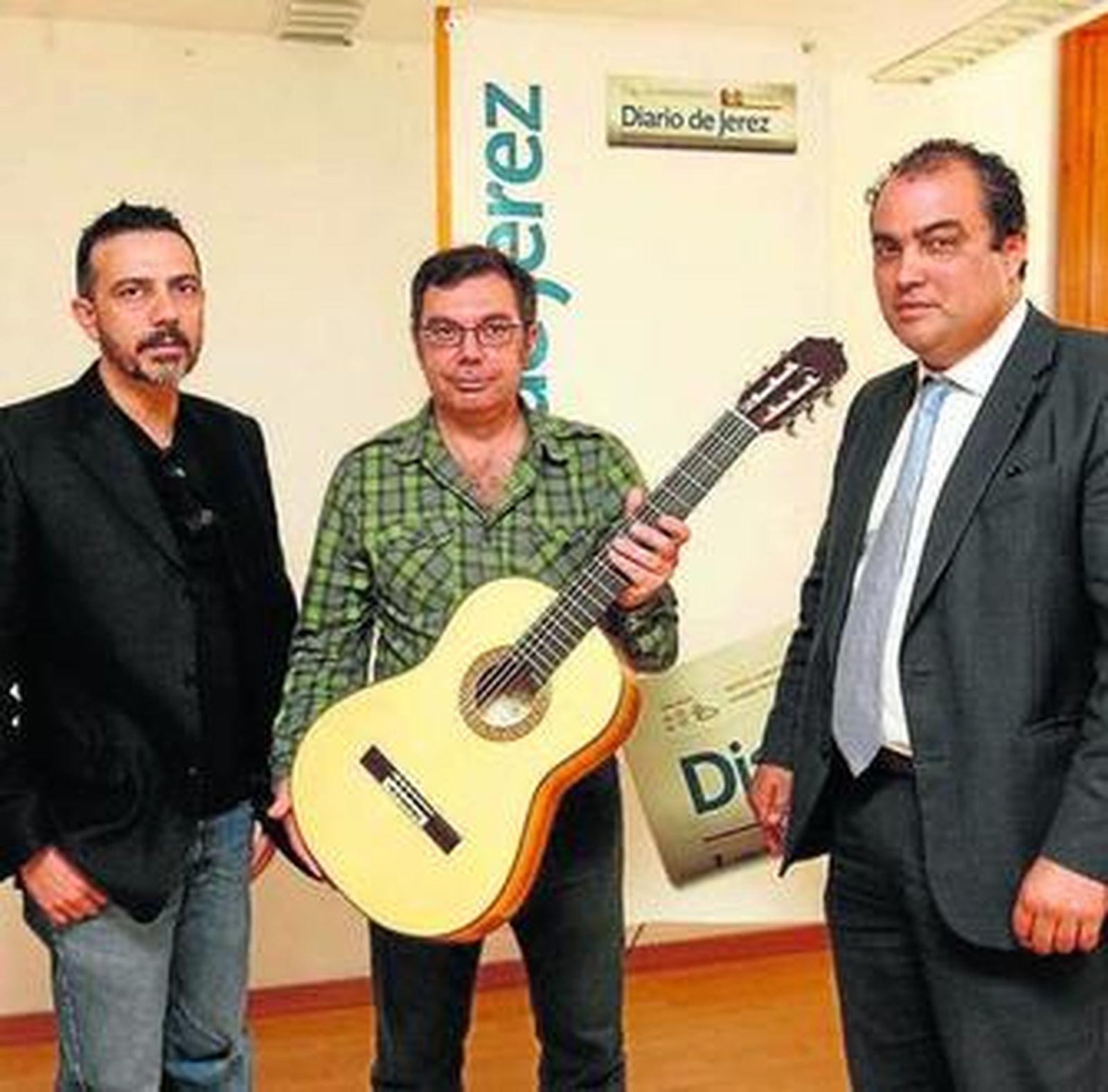 El agraciado, junto a Javier Patino (i) y David Fernández, ayer.