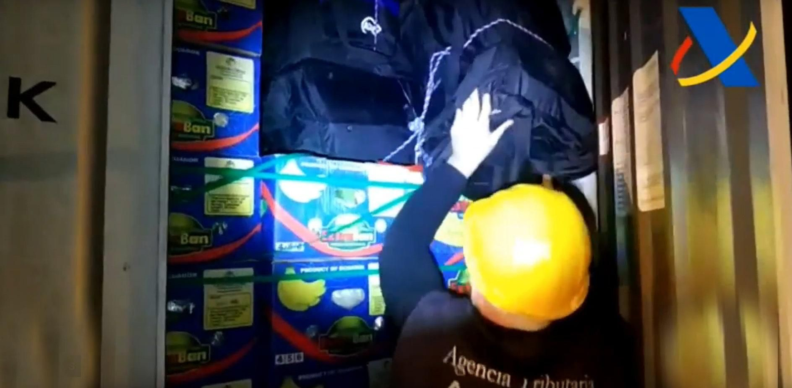 Un agente de Aduanas saca una de las bolsas con droga