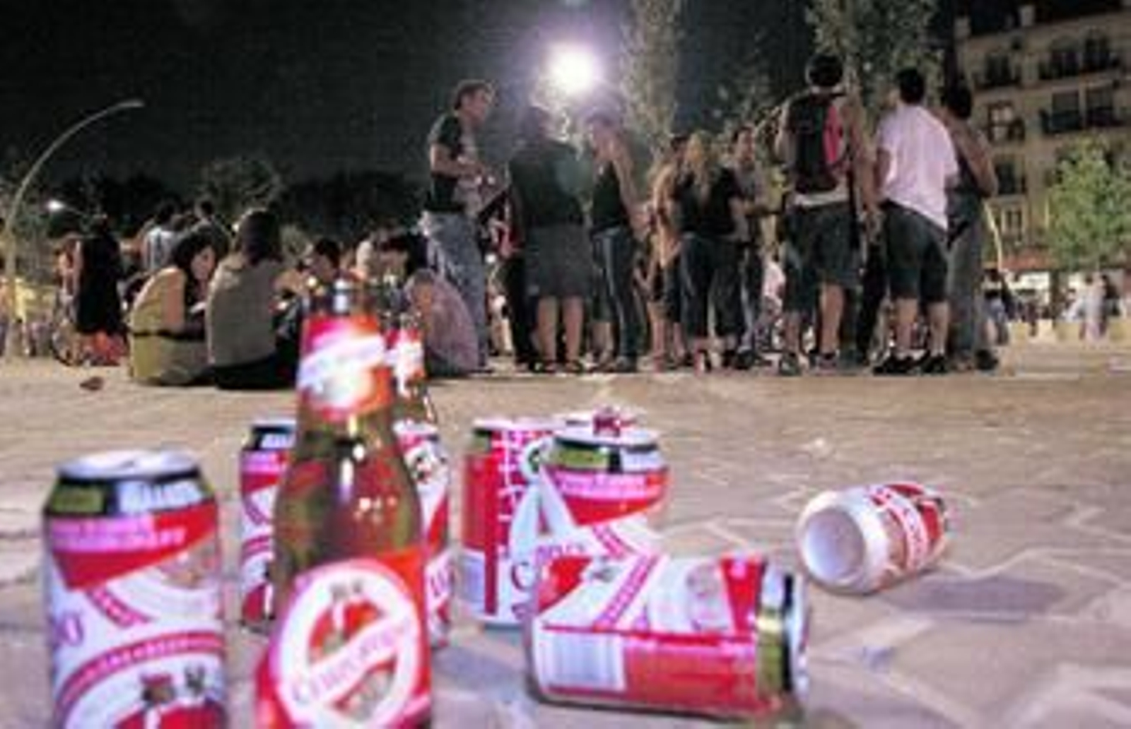 Concentración de jóvenes en la Alameda de Hércules.