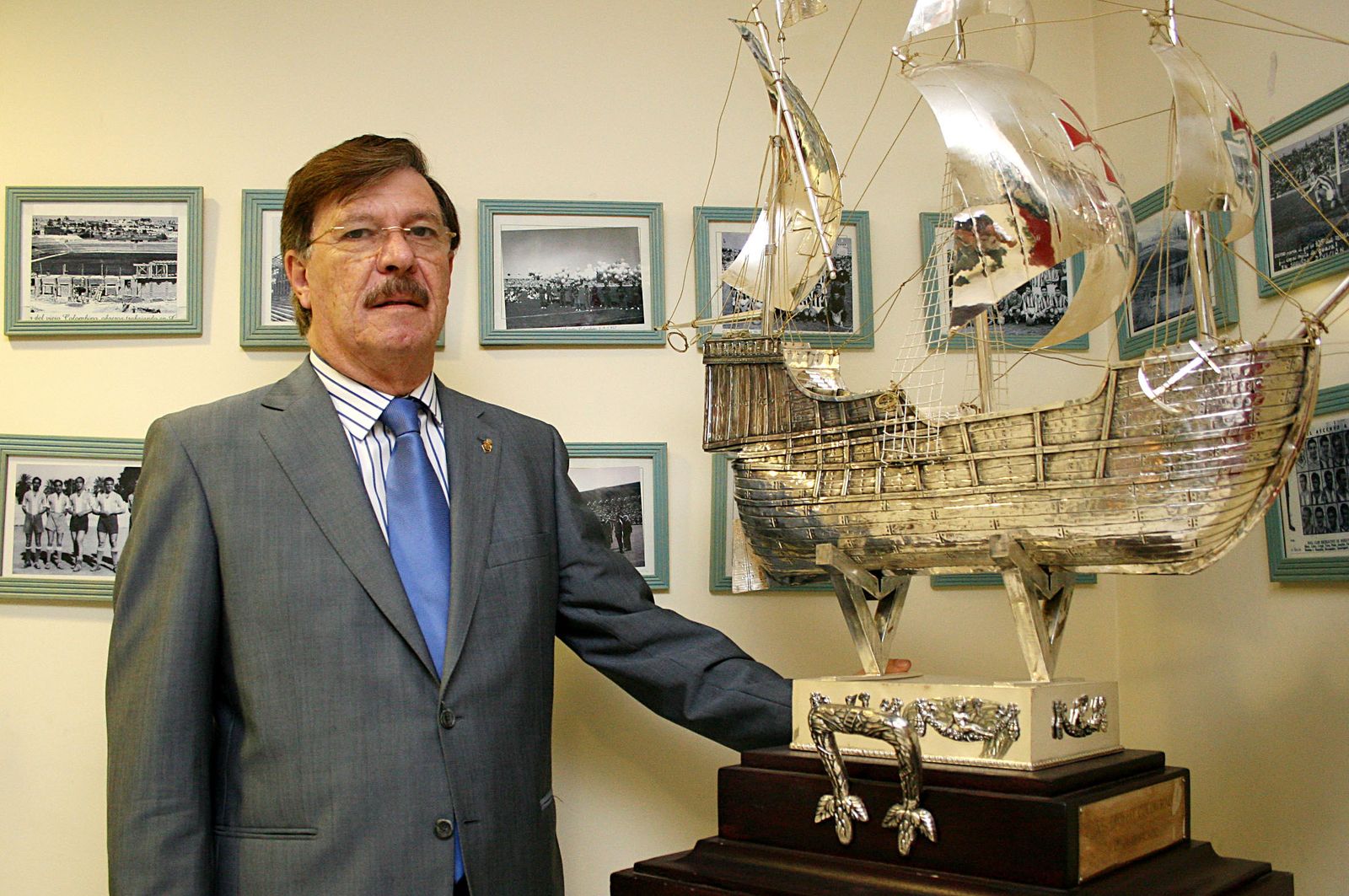 Francisco Mendoza, junto a la carabela de plata del Trofeo Colombino.