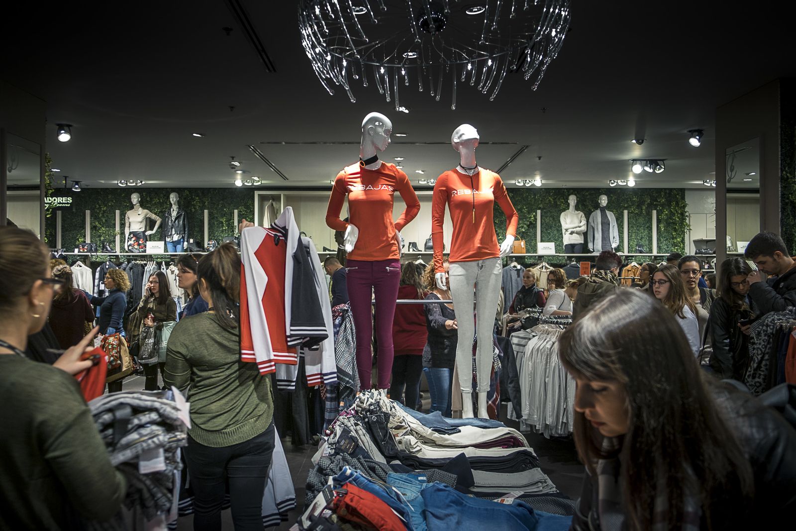 Ambiente de rebajas en el centro comercial Bahía Sur.