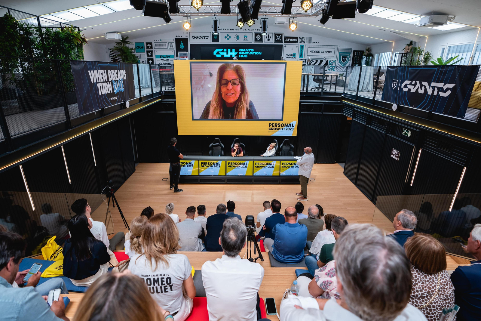 Alex Davidovich y Arantxa Sánchez Vicario, con Giants.
