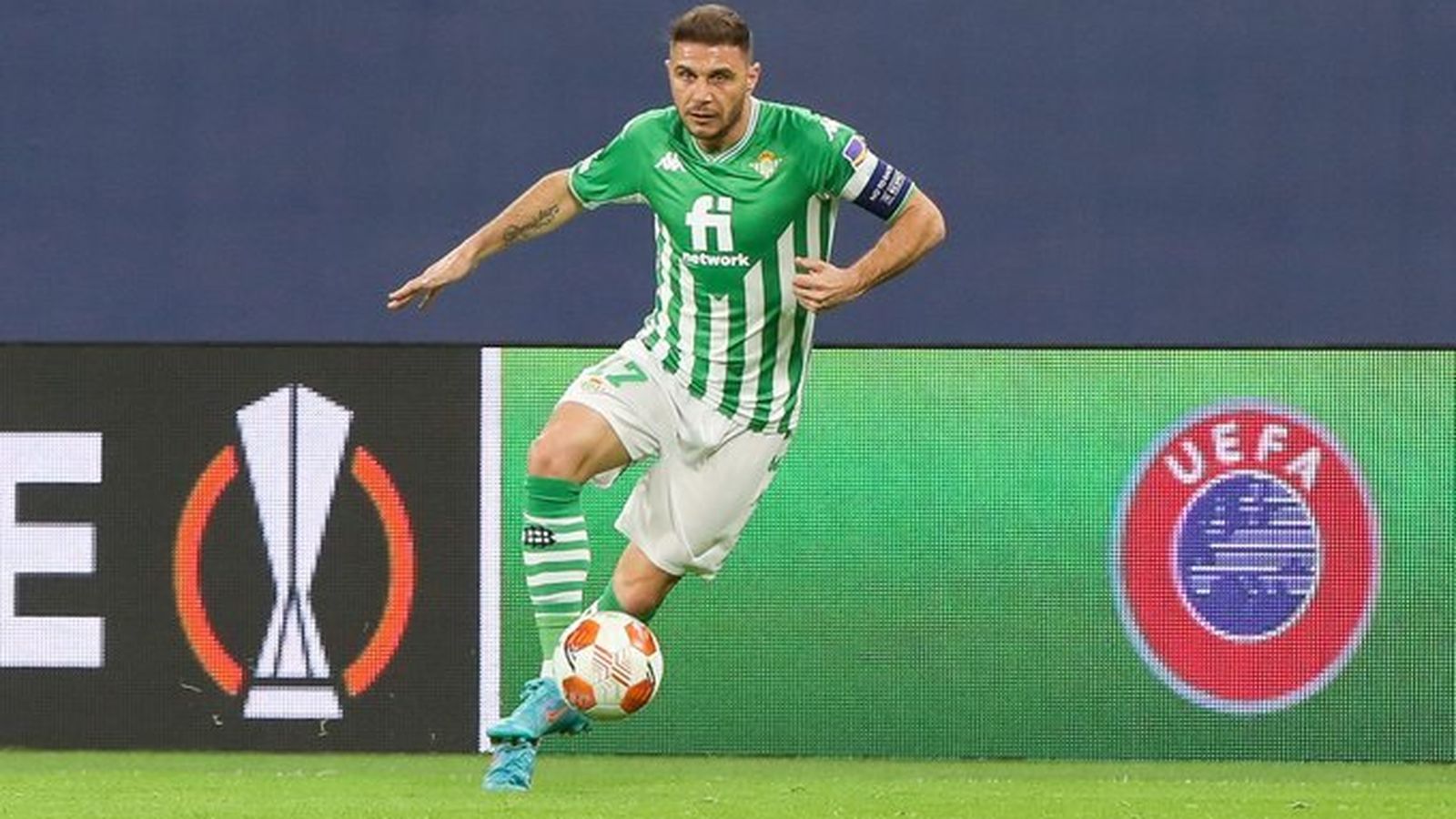 Joaquín controla el balón.