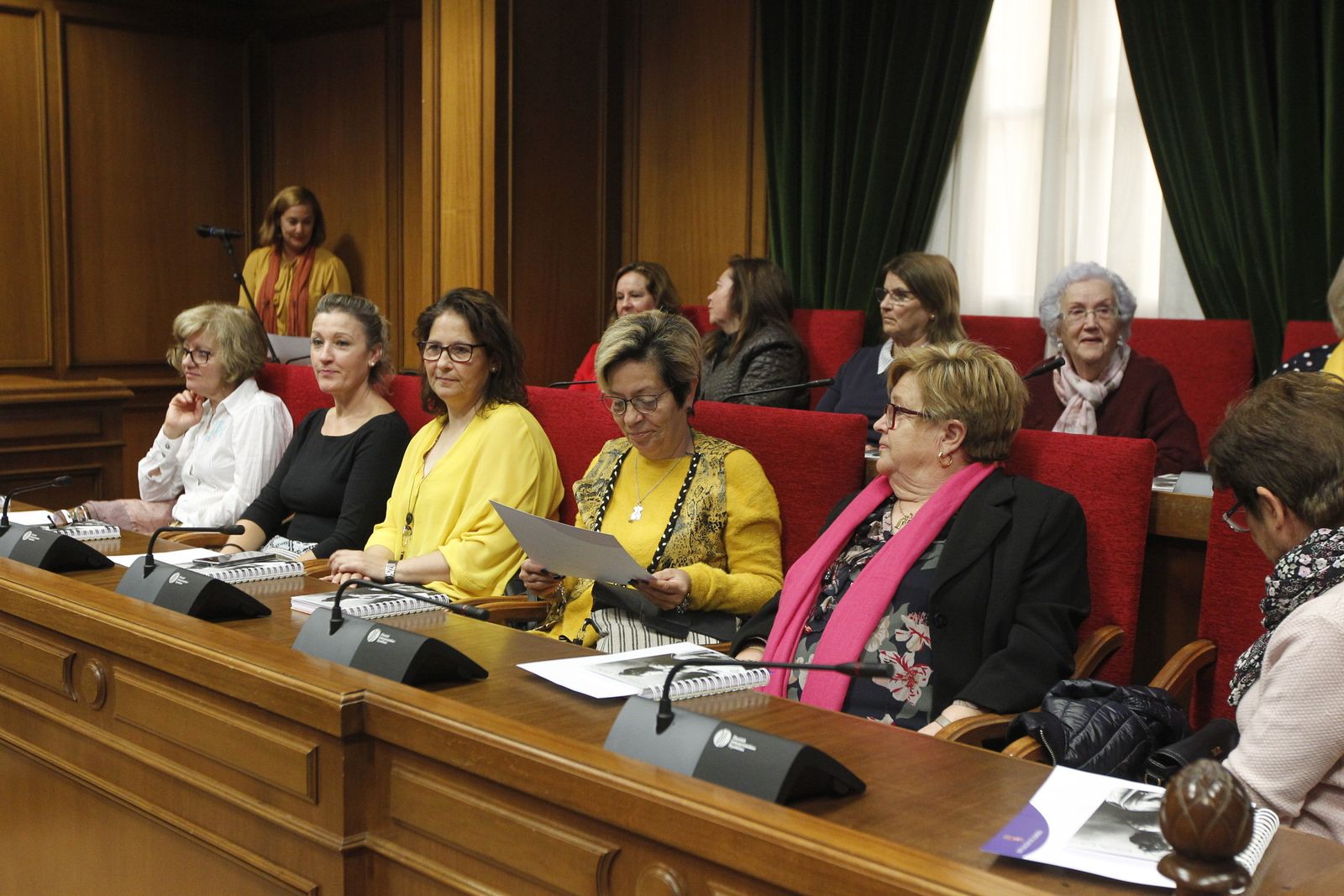 Fotogalería entrega acreditaciones Talleres Carmen de Burgos. Diputación de Almería