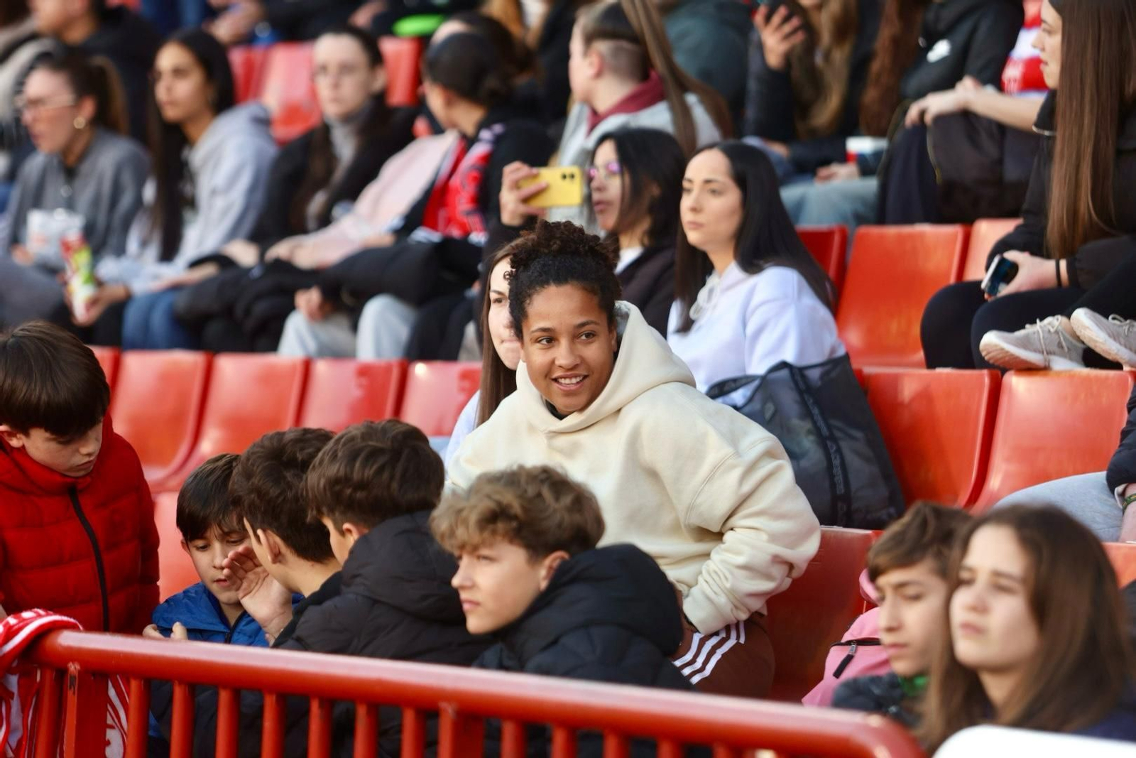 Encuéntrate en la grada de Los Cármenes en el Granada-Atlético de Madrid