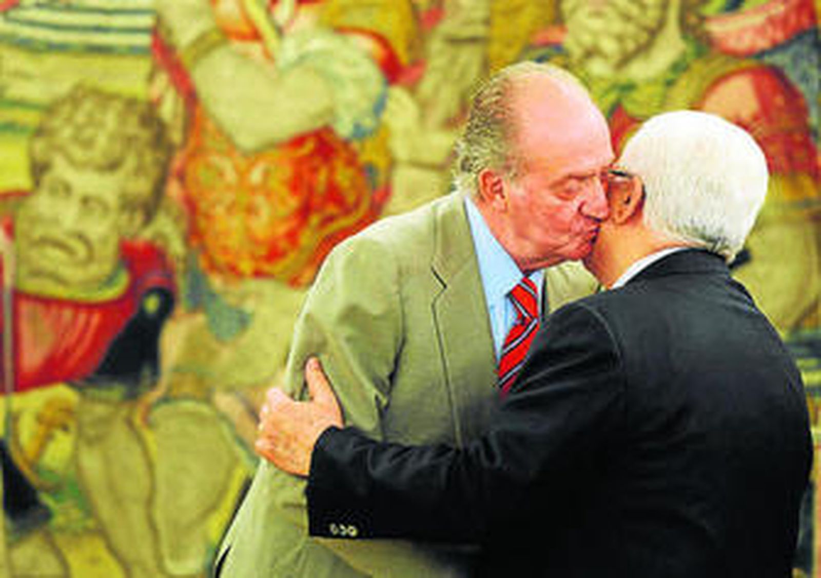 El Rey saluda al presidente palestino, Mahmud Abbas, ayer en Madrid.