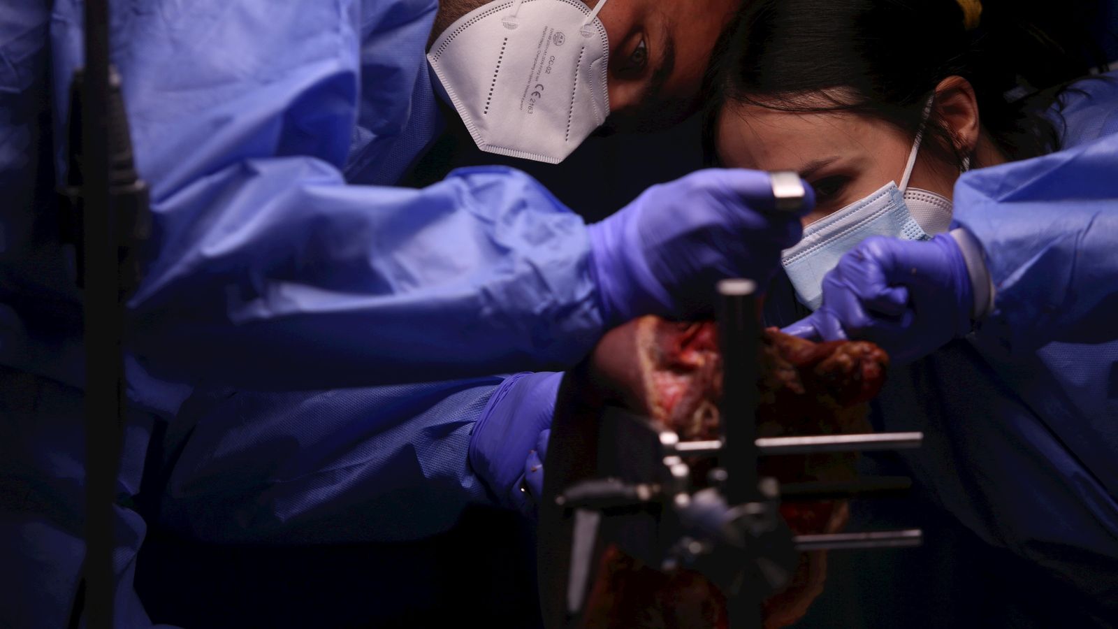 Dos profesionales concentrados durante el curso.