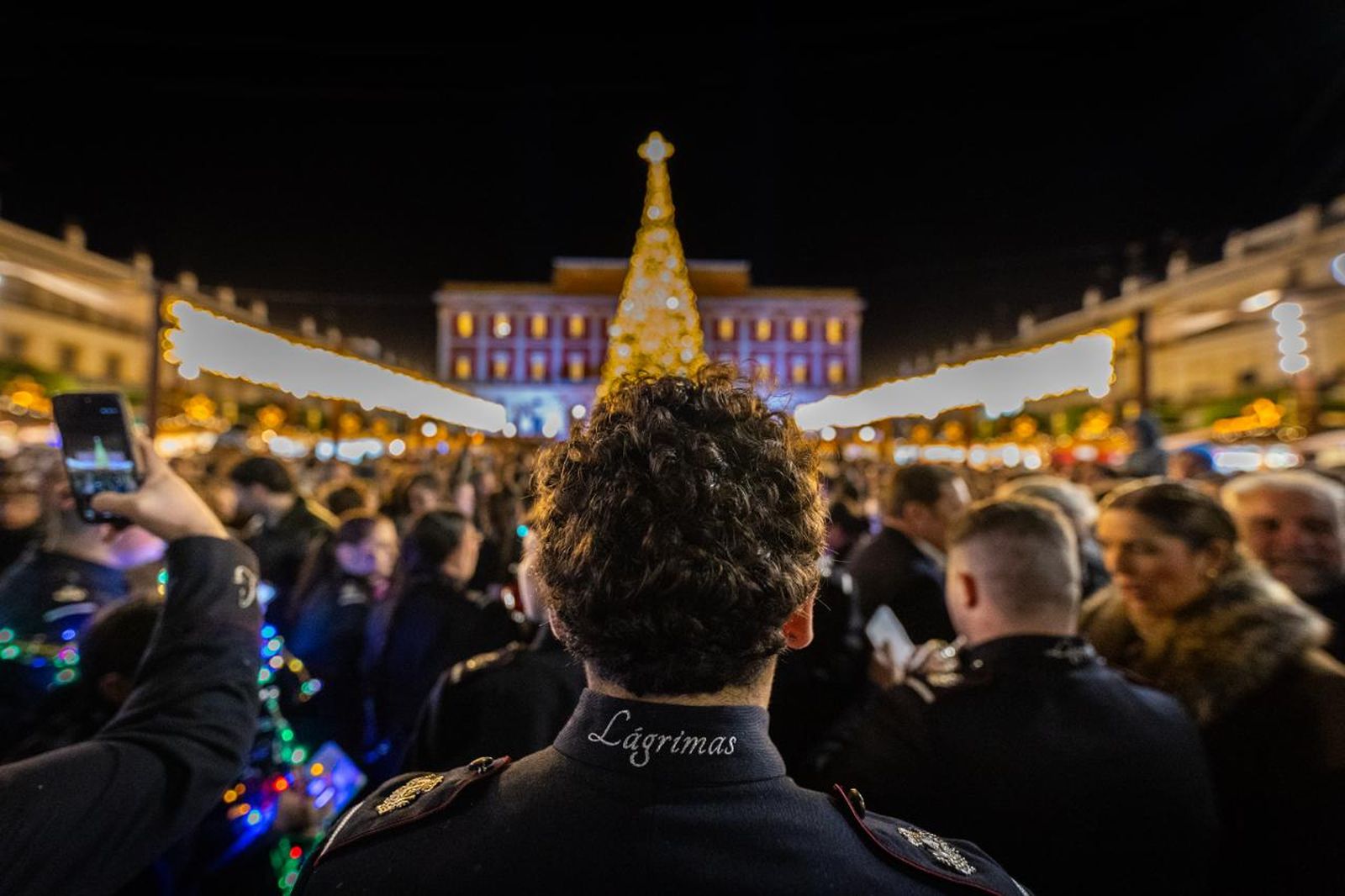 La agrupación musical Lágrimas de Dolores llegando a la plaza del Rey durante la Cabalgata de Reyes en San Fernando