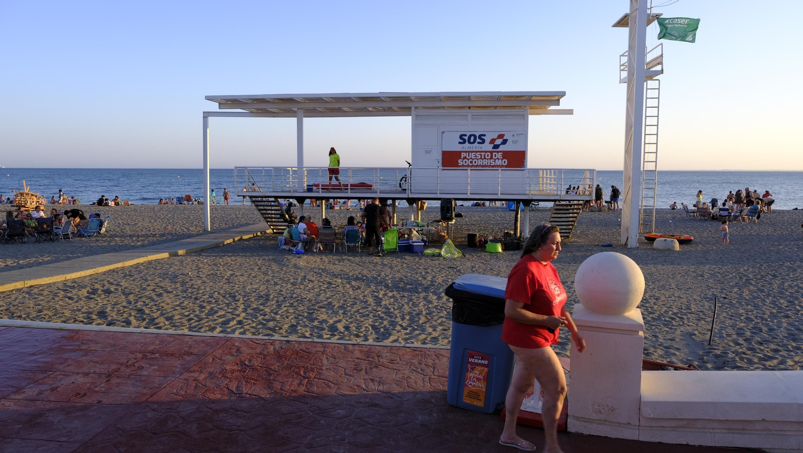 Imágenes de las hogueras de la Noche de San Juan en Almería capital
