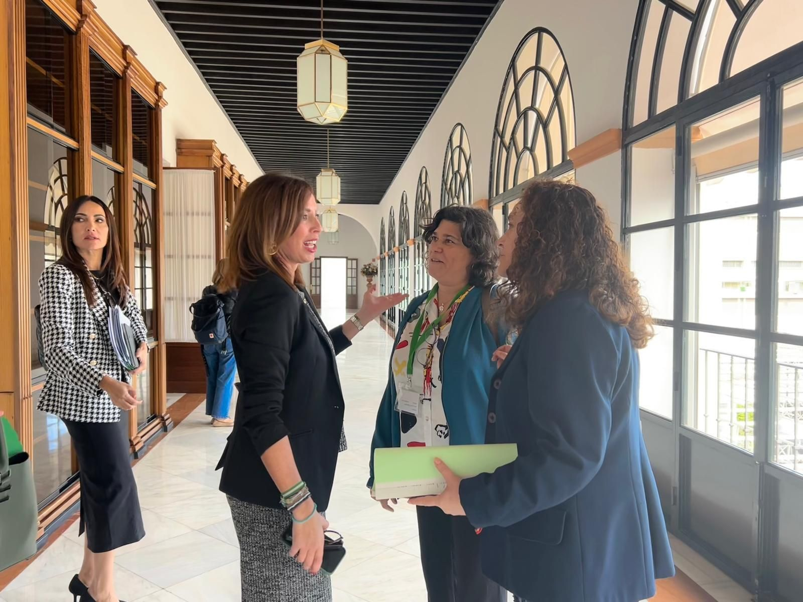 Carmen Álvarez junto a Inmaculada Nieto en el Parlamento de Andalucía.