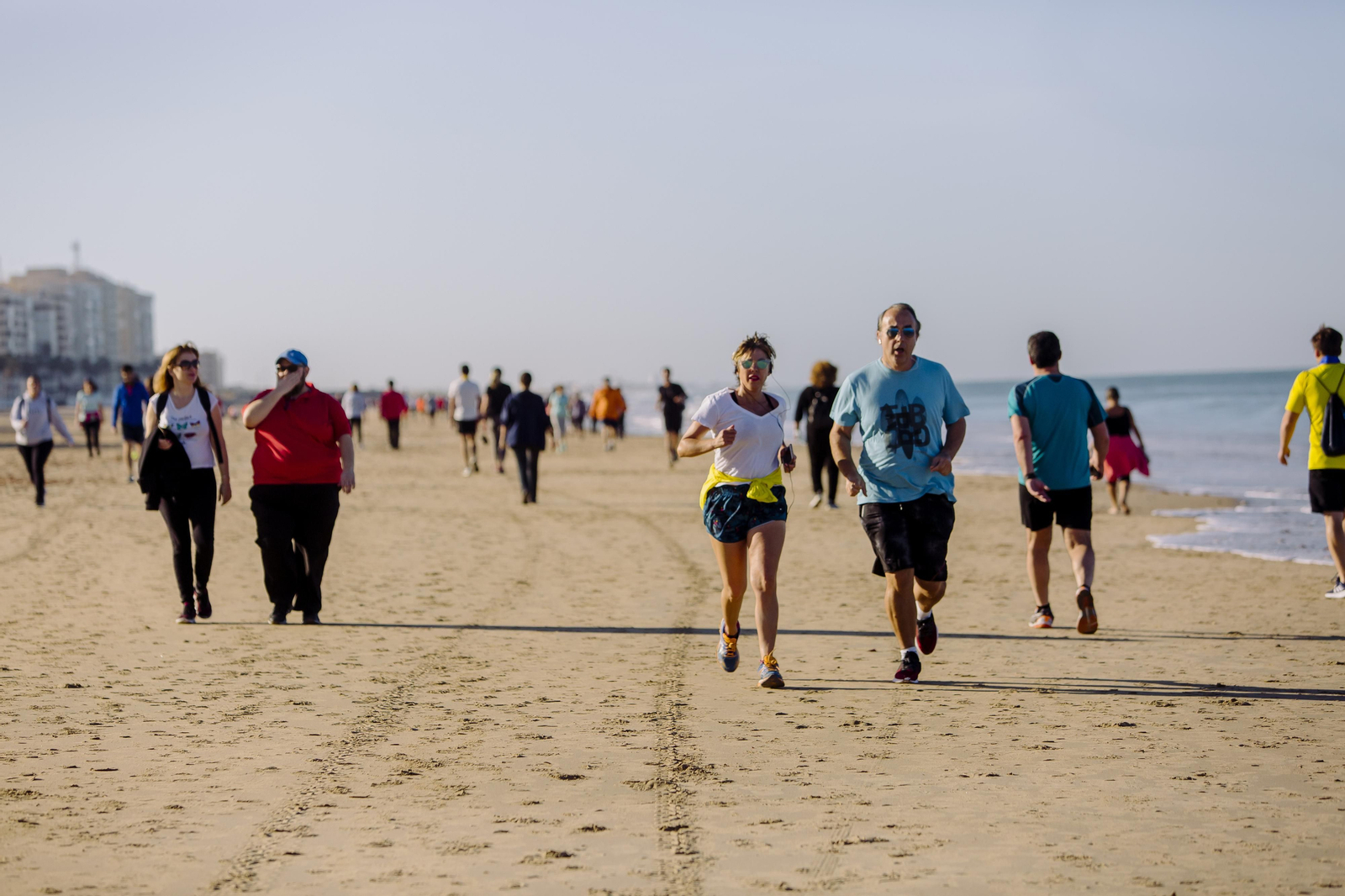 Mucha gente optó por la arena para pasear y hacer deporte