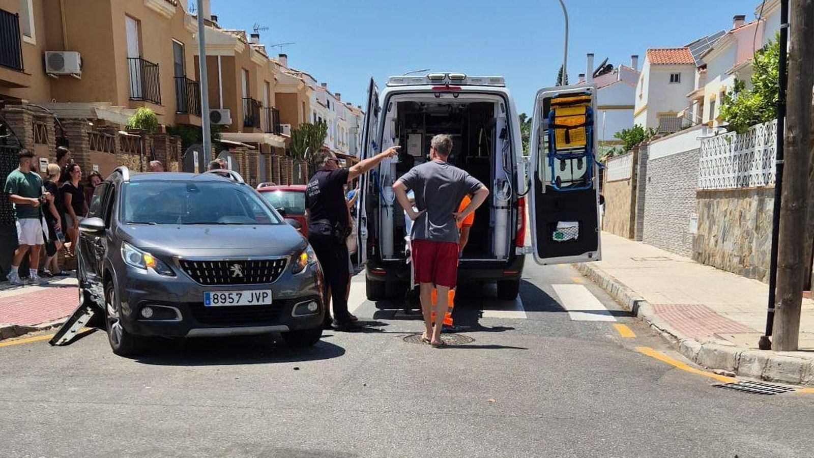 Ambulancia recogiendo a una de las víctimas del choque Ambulancia recogiendo a una de las víctimas del choque