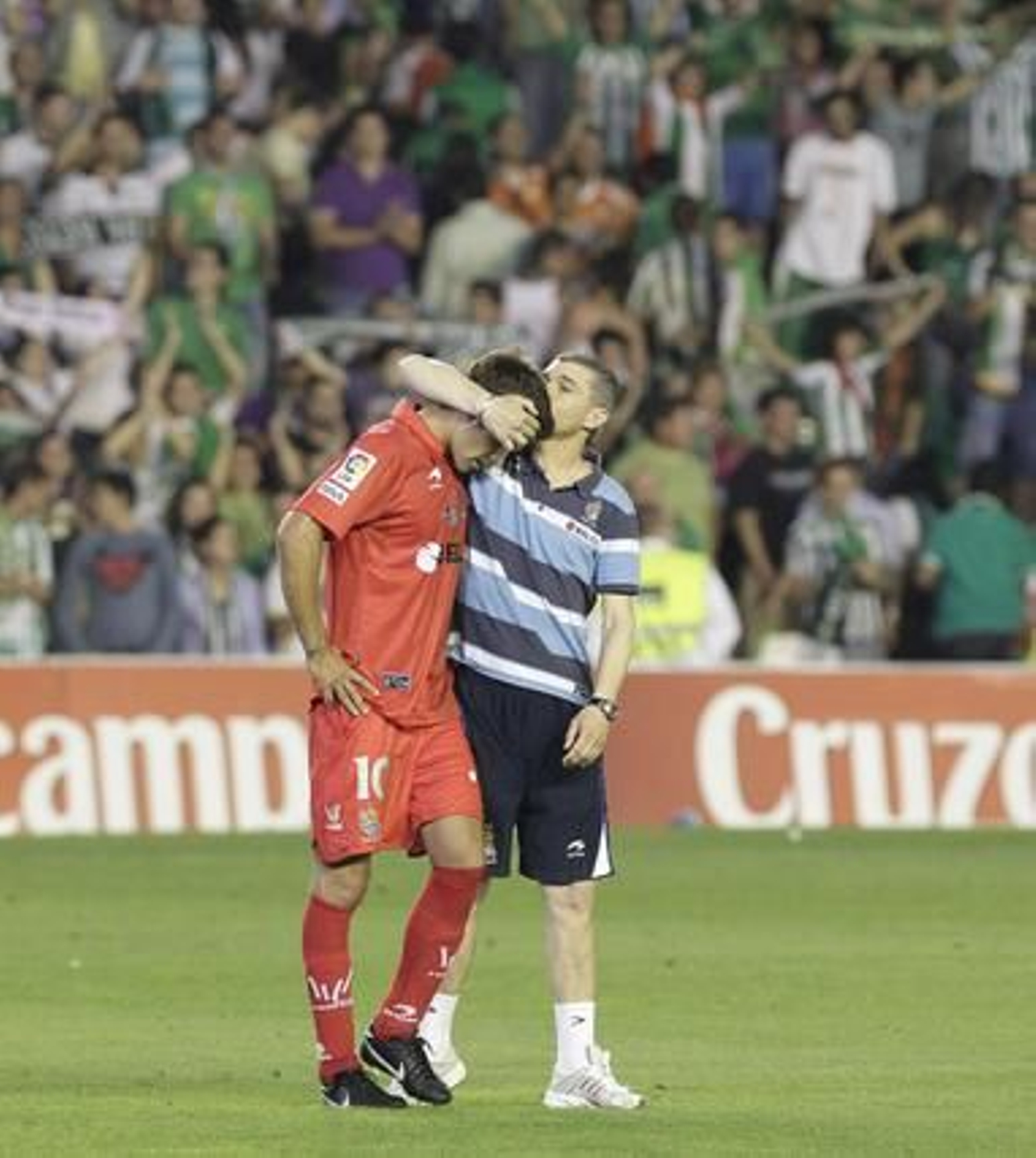 El Betis vuelve a meterse de lleno en la pelea por el ascenso tras ganar a la Real Sociedad. / Antonio Pizarro