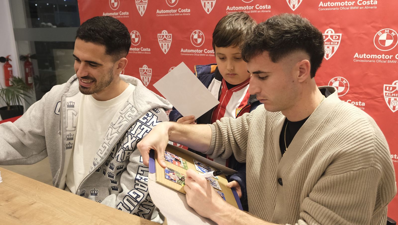 Jon Mocillo y Miguel de la Fuente firman autógrafos en Automotor Costa BMW