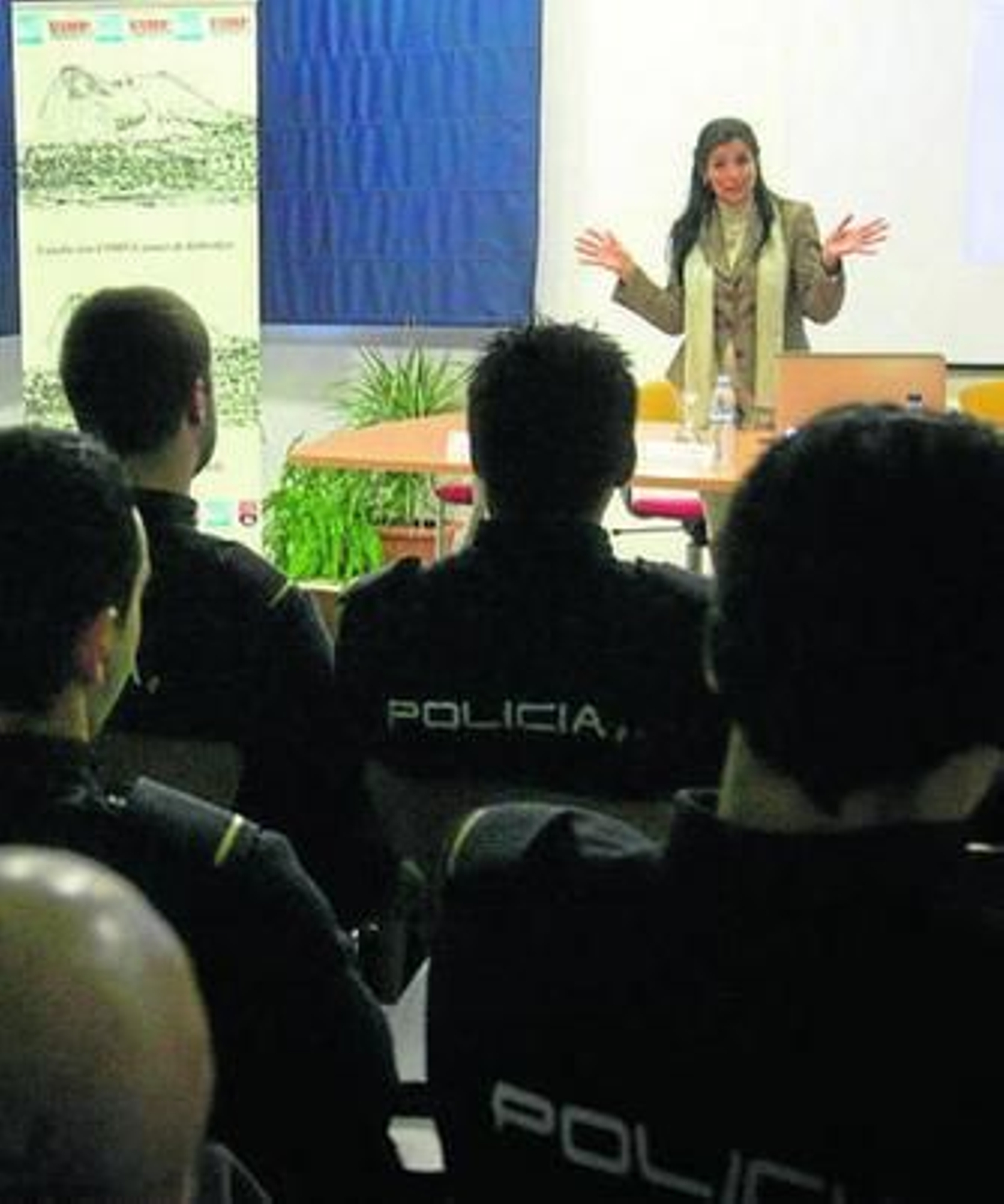 Pilar Gutiez habla de intervención con adolescentes a los policías.