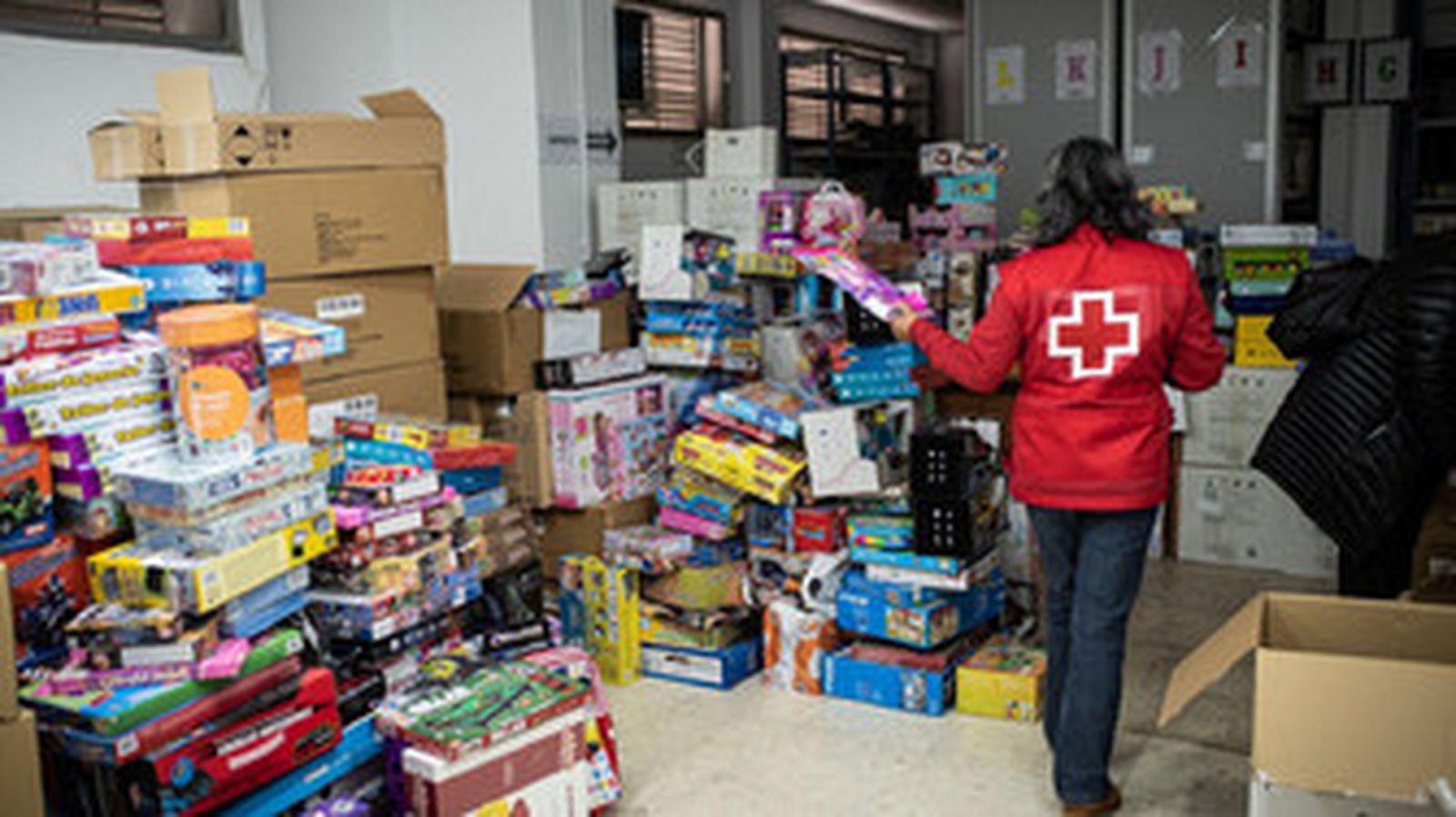 Una voluntaria de Cruz Roja pasa por delante de los juguetes en una campaña anterior.