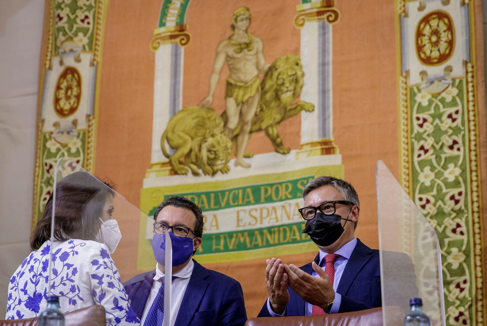 Manuel Gavira, de Vox, conversa con Marta Bosquet en presencia de Manuel Andrés González