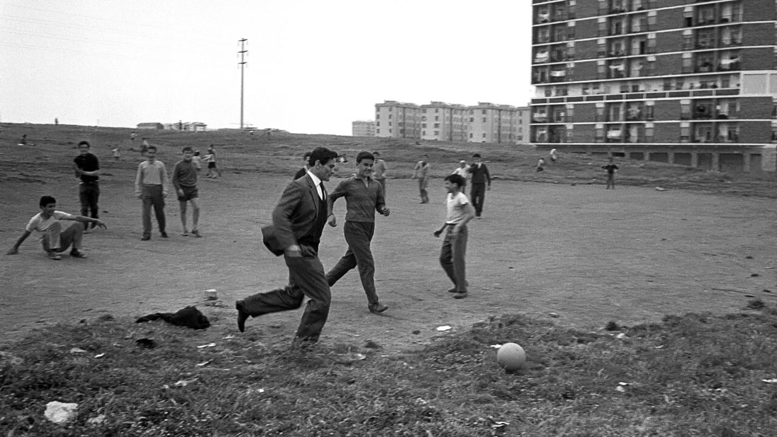 Pasolini jugando al fútbol en un descampado de la borgata del Quarticciolo (1960).