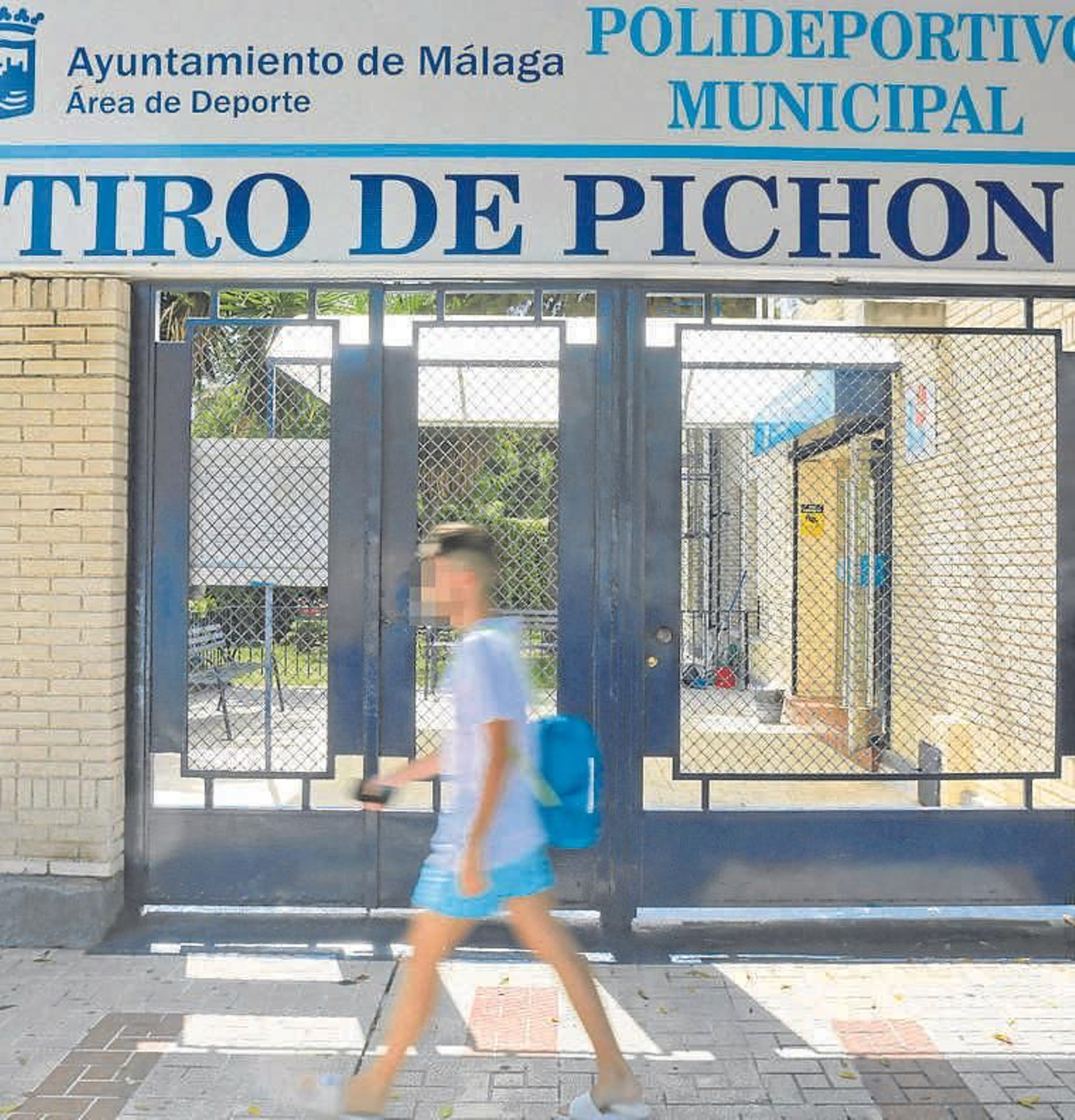 Un joven pasa por delante del campo en una imagen de archivo.