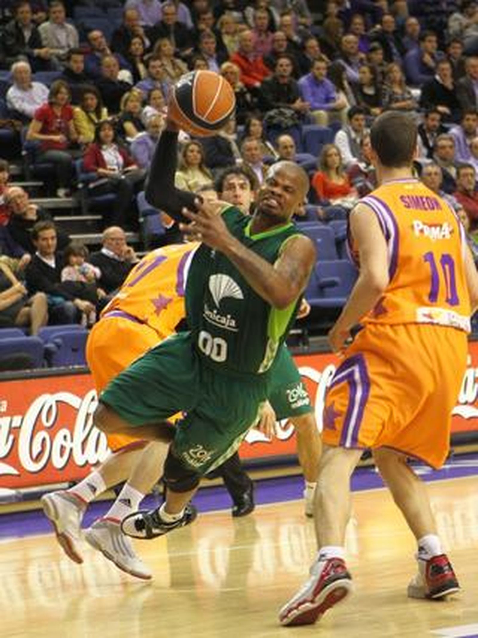 El Unicaja cae ante el Valencia lastrado por una mala primera parte. / LOF