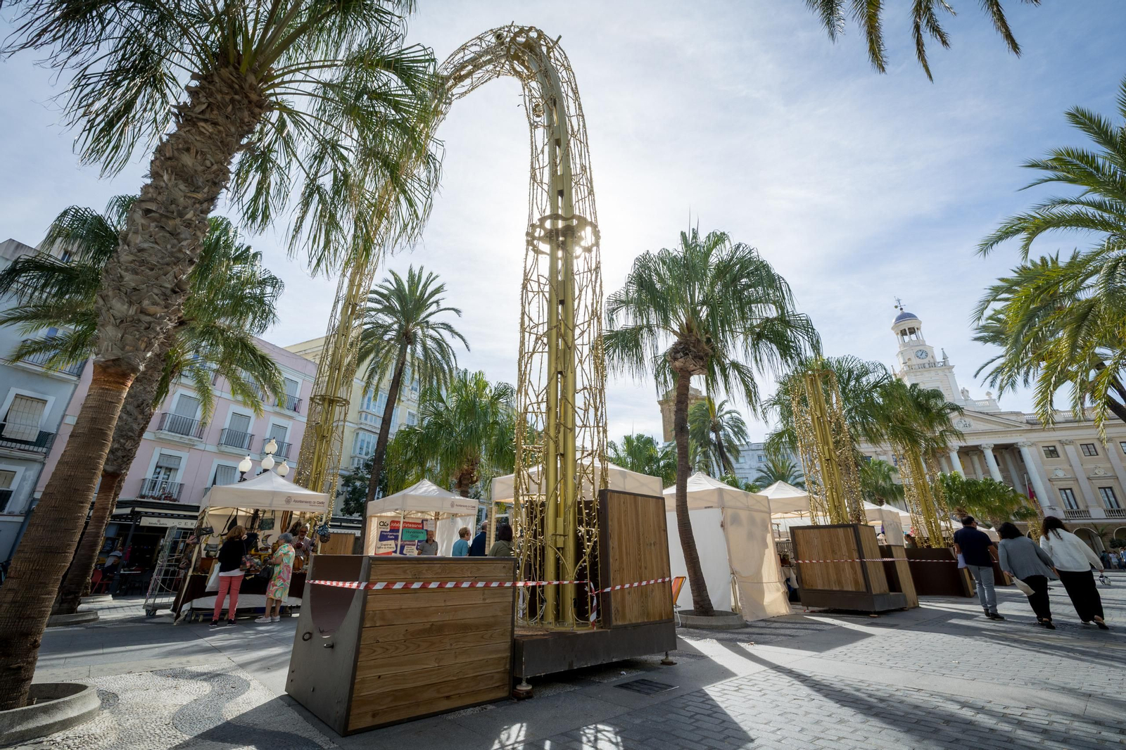 Arcos de luces que se están instalando en la plaza de San Juan de Dios para la Navidad 2025.