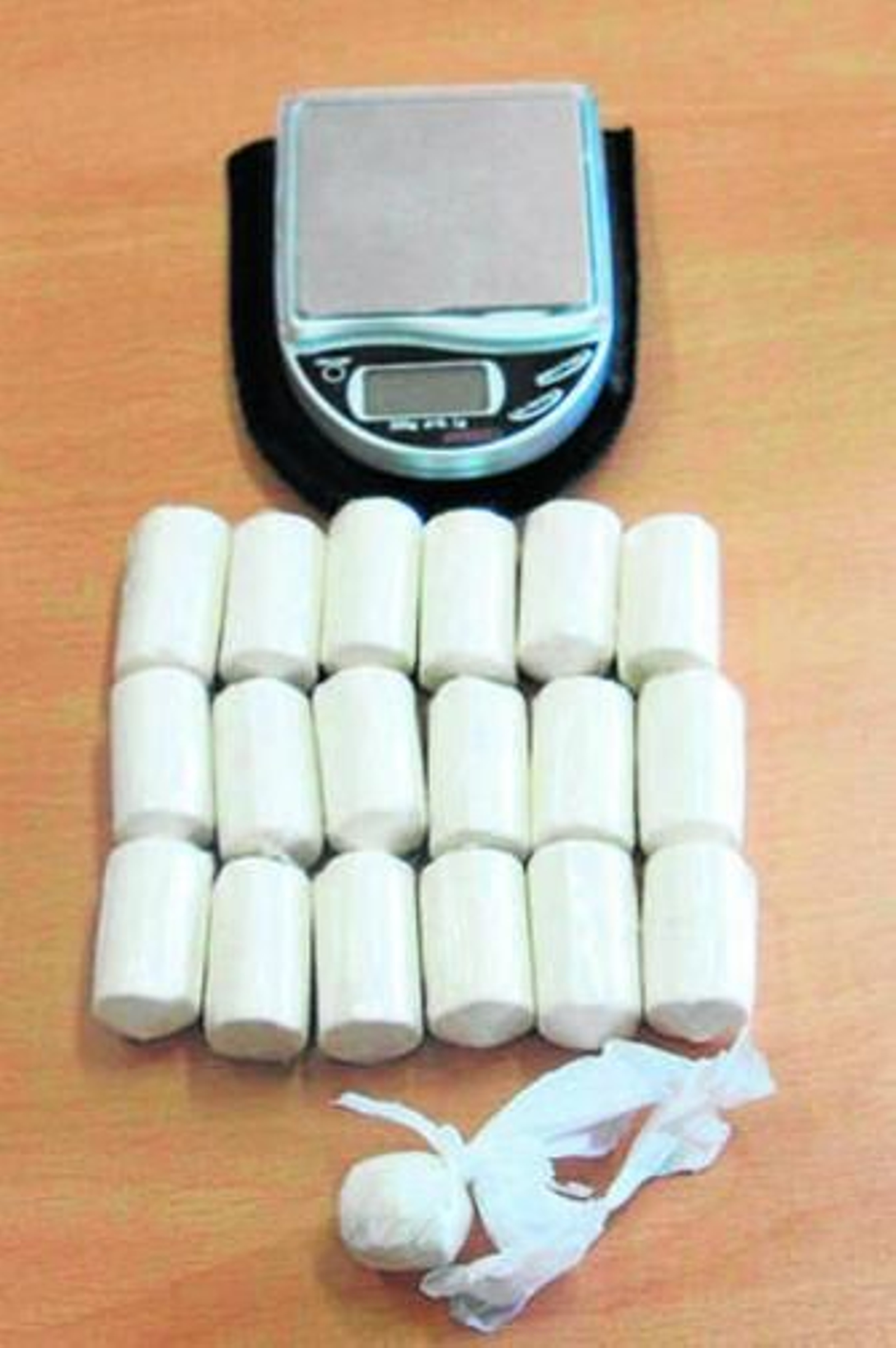 Los 18 cilindros de coca, el peso y el MDMA intervenidos en casa de El Gordo.