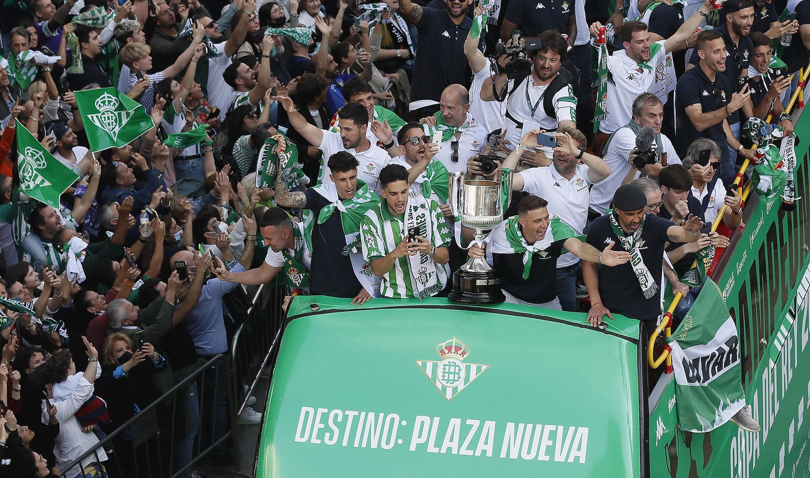 El autobús del  Betis en la celebración de la Copa del Rey ganada el pasado 23 de abril de 2022.