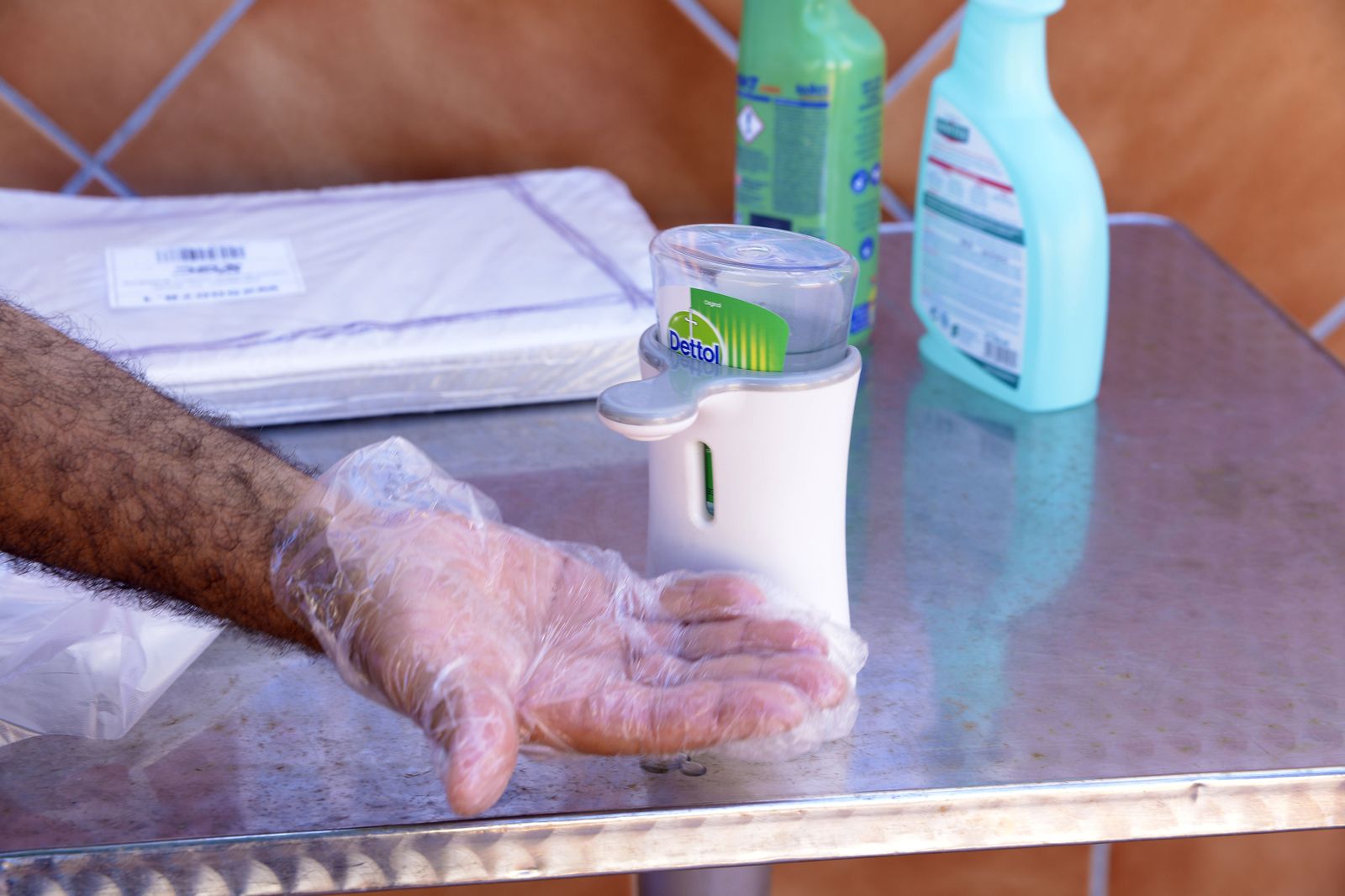 Fotos de las labores de higiene y desinfección de la mezquita Houda de Algeciras