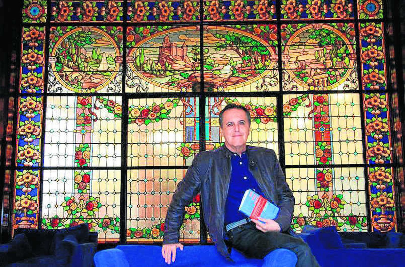 Juan Cobos Wilkins, con su último poemario en la mano, en una imagen reciente.