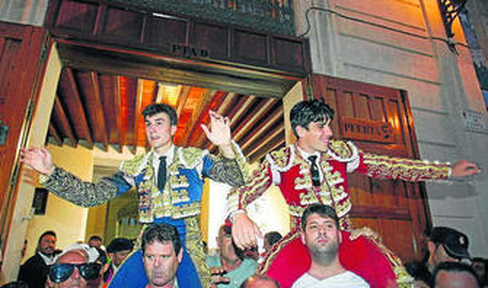 Jonathan Varea (i) y Borja Álvarez salen ayer por la puerta grande.