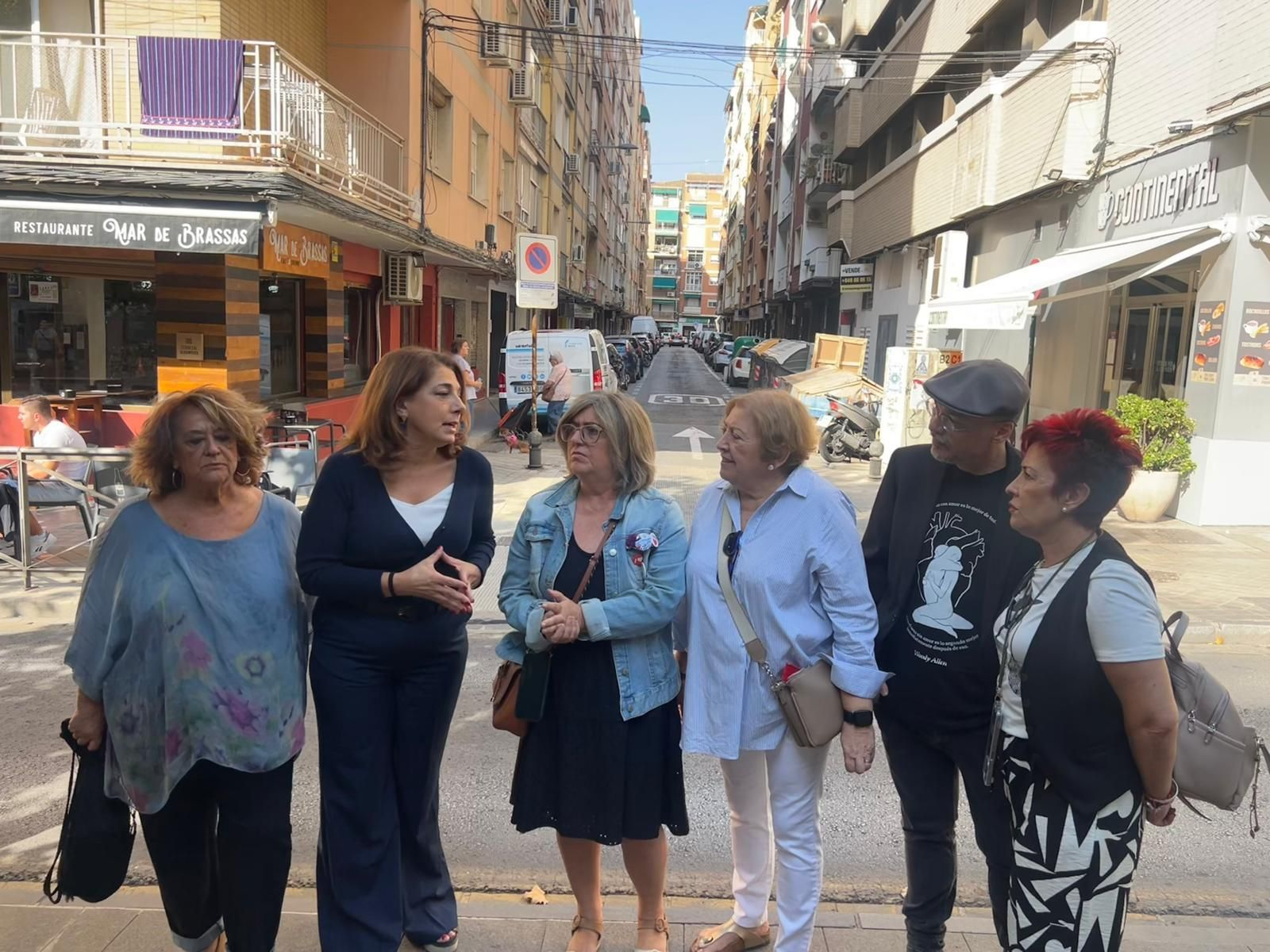 La portavoz del PSOE, Raquel Ruz, durante la visita a la calle Ruiseñor