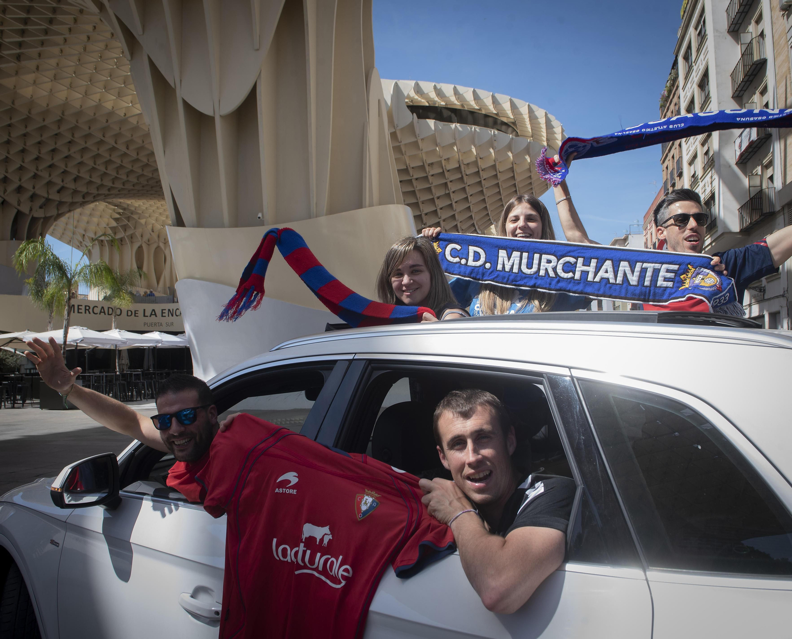 Búscate en las fotos de la afición de Osasuna en Sevilla en la final de la Copa del Rey