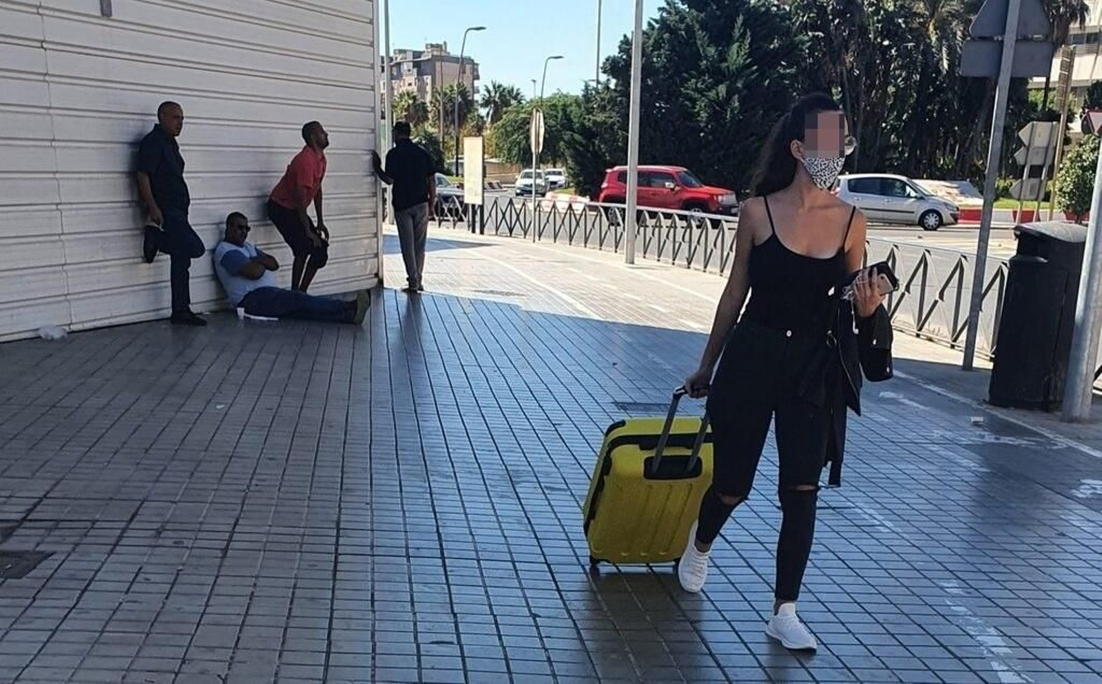 A la izquierda, cuatro de los integrantes de la banda de taxistas piratas que trabajan junto a la estación Intermodal.