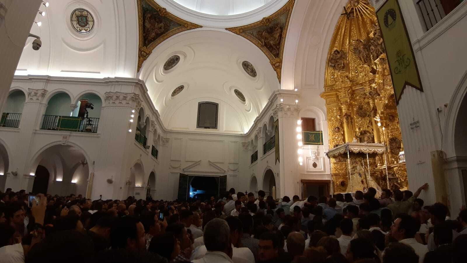 Los almonteños abarrotan la ermita esperando el momento.