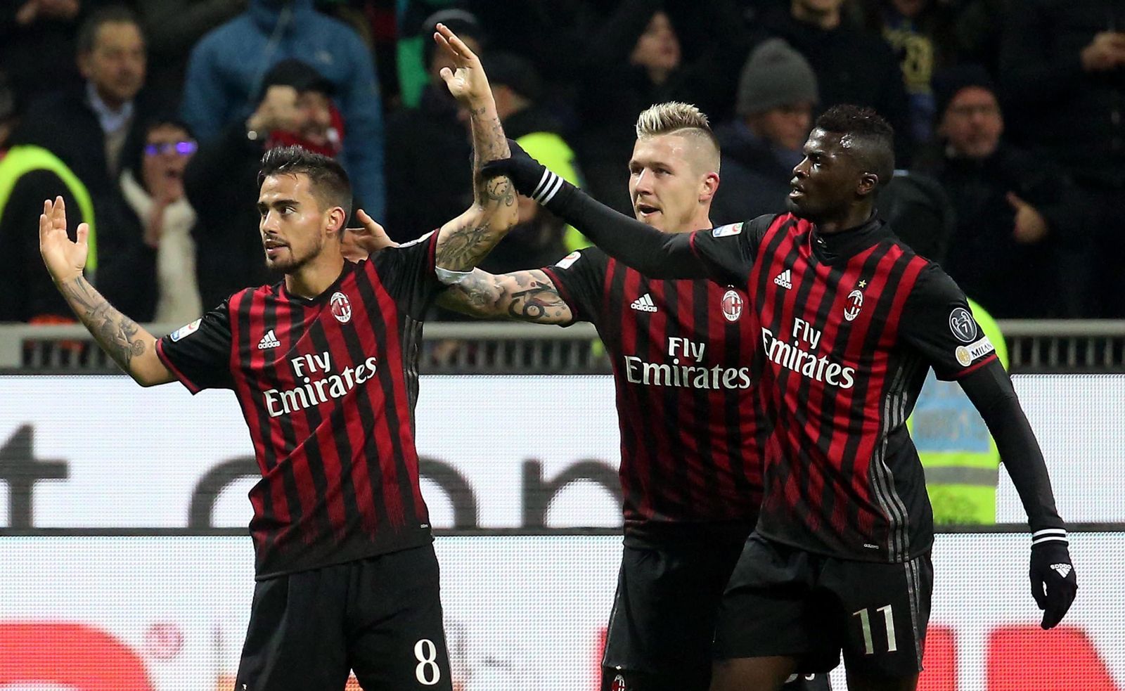 Suso con  Kucka y M'Baye, en la celebración de un gol