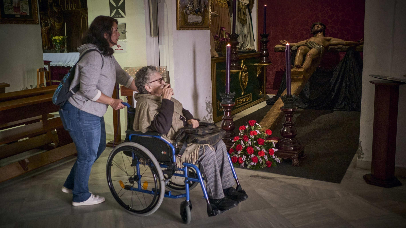 Usuarios de la Residencia Fragela  durante la visita al Cristo de las Sietes Palabras